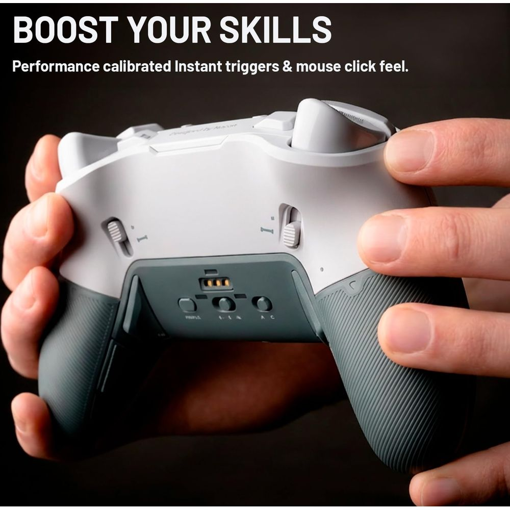 Hände halten eine weiße und graue Gaming-Controller mit Rillen. Text 'BOOST YOUR SKILLS' oben.