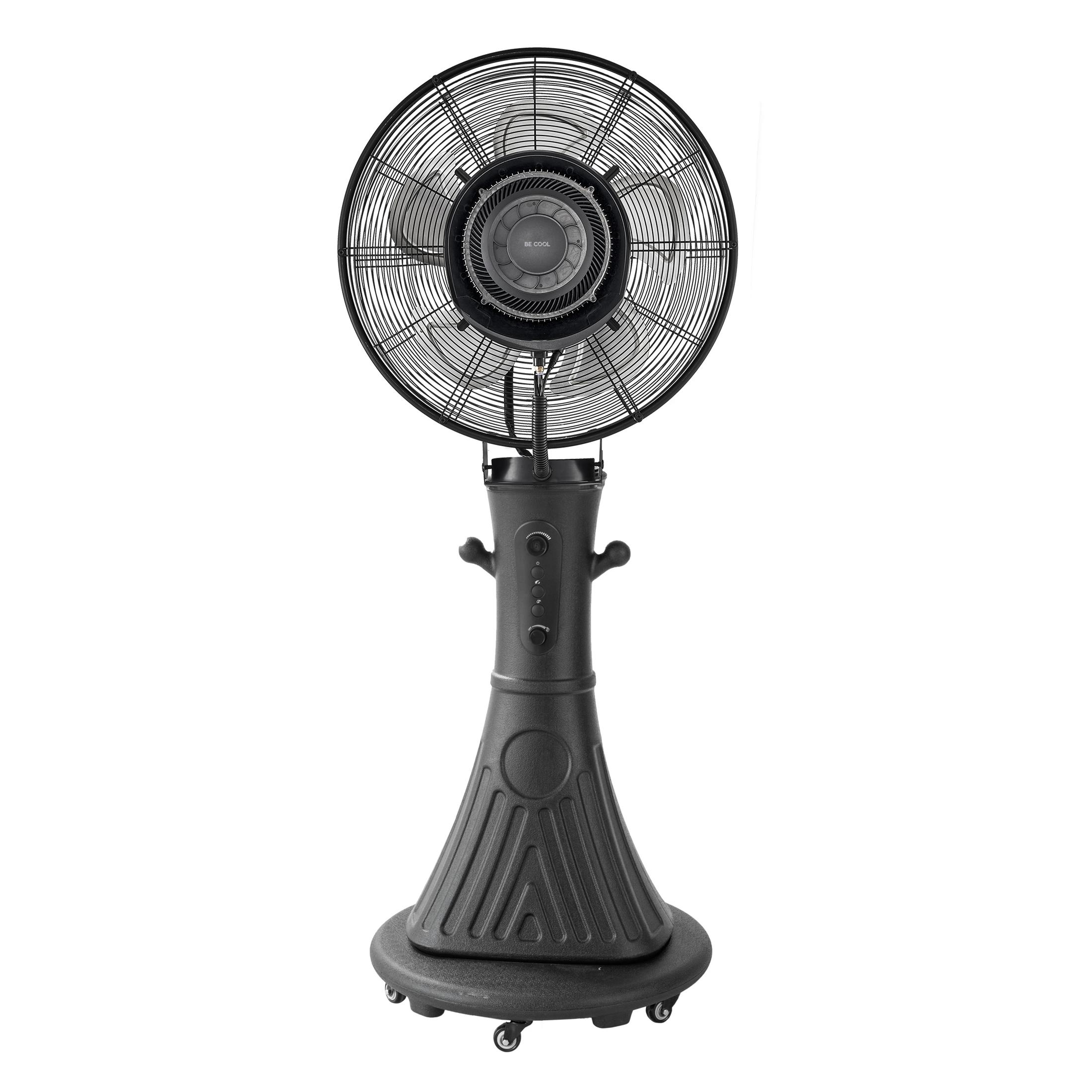 Un ventilatore da terra nero con funzione nebulizzatore e ruote su sfondo bianco.
