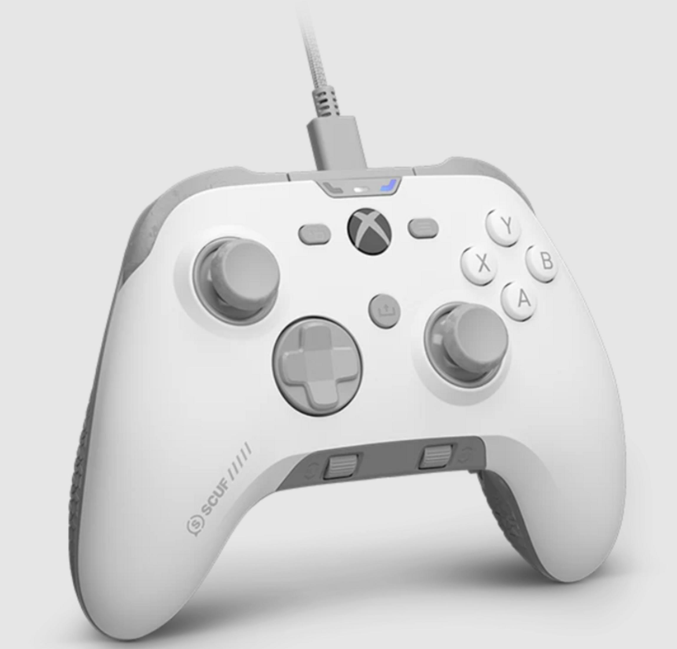 Ein weißer und grauer Xbox-Controller mit Kabel, der auf einem hellgrauen Hintergrund liegt.