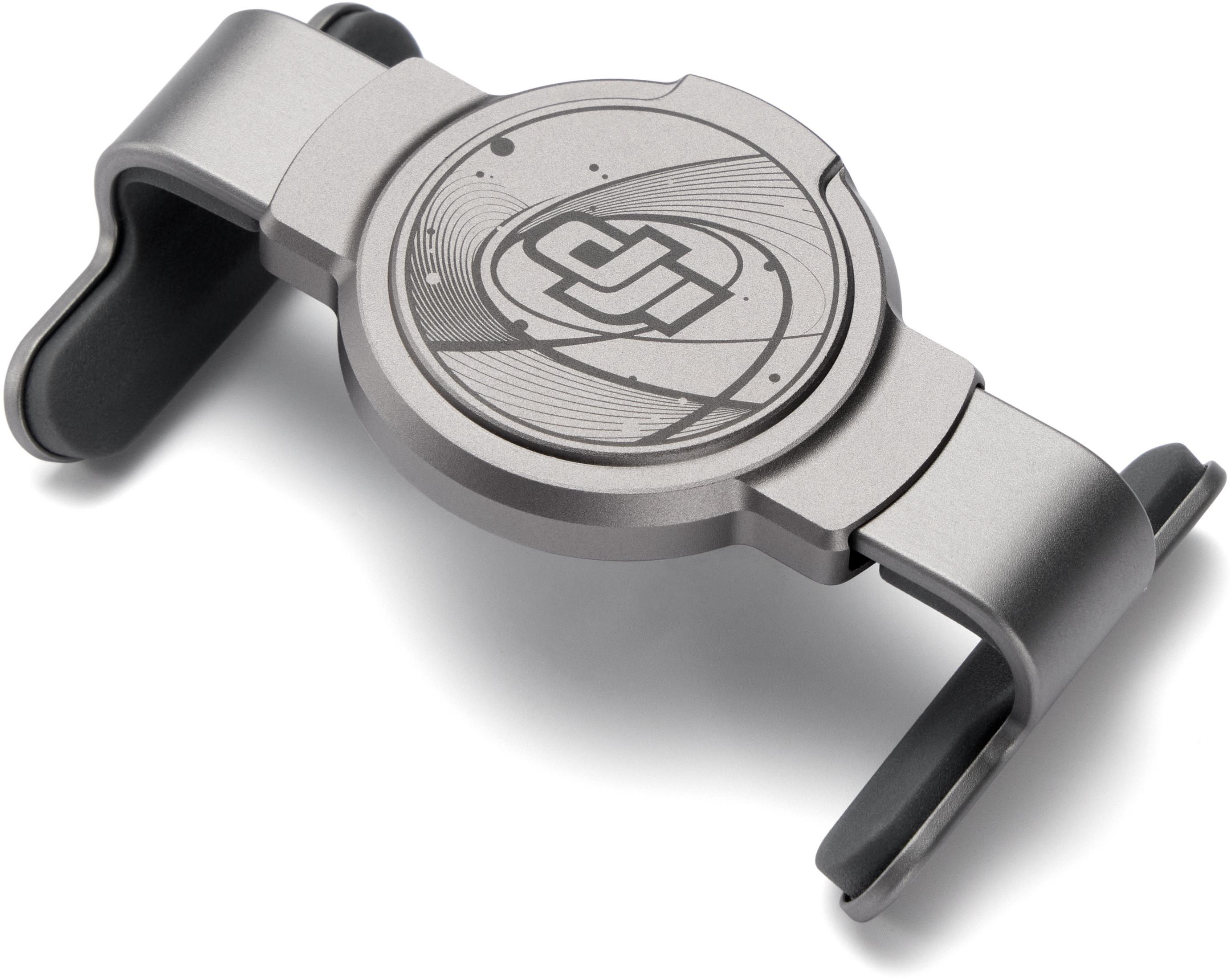 Ein silberner Handyhalter mit graviertem Logo auf weißem Hintergrund.