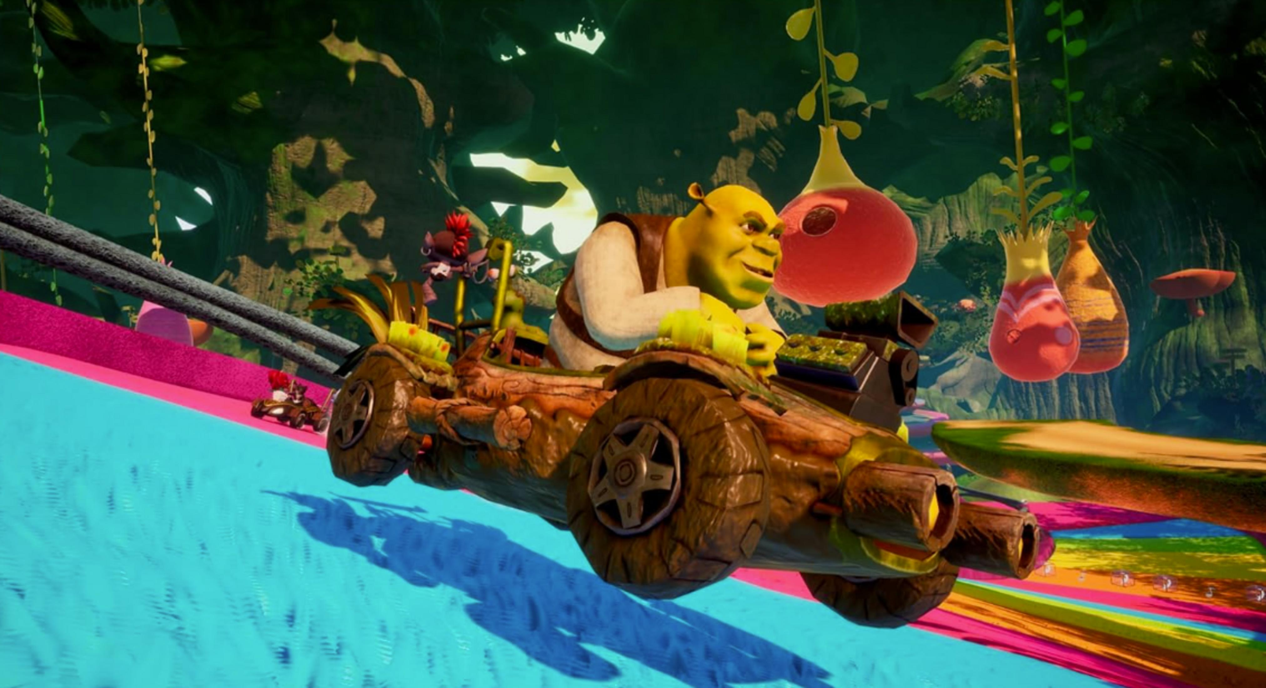 Shrek fährt in einem Baumstamm-Go-Kart auf einer bunten Strecke durch einen Dschungel.