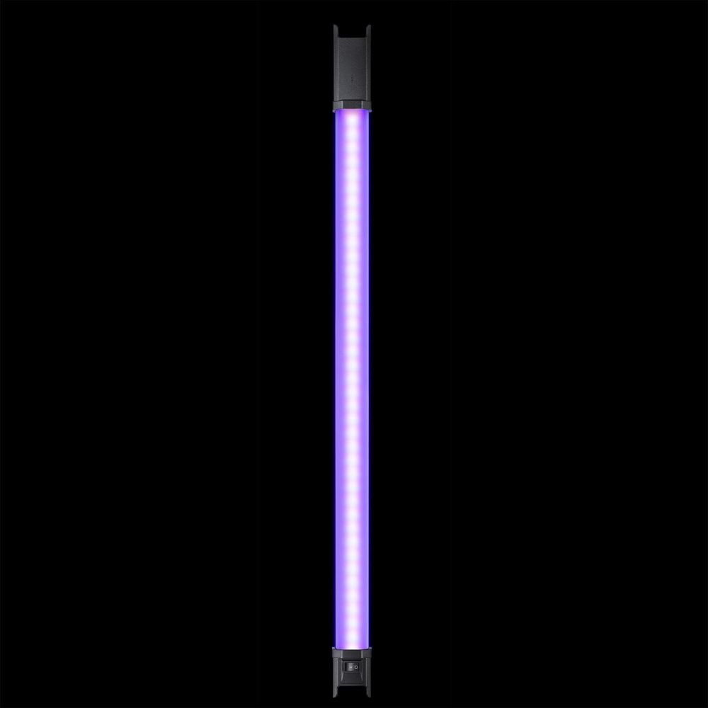 Eine vertikale Röhrenleuchte leuchtet violett vor schwarzem Hintergrund.