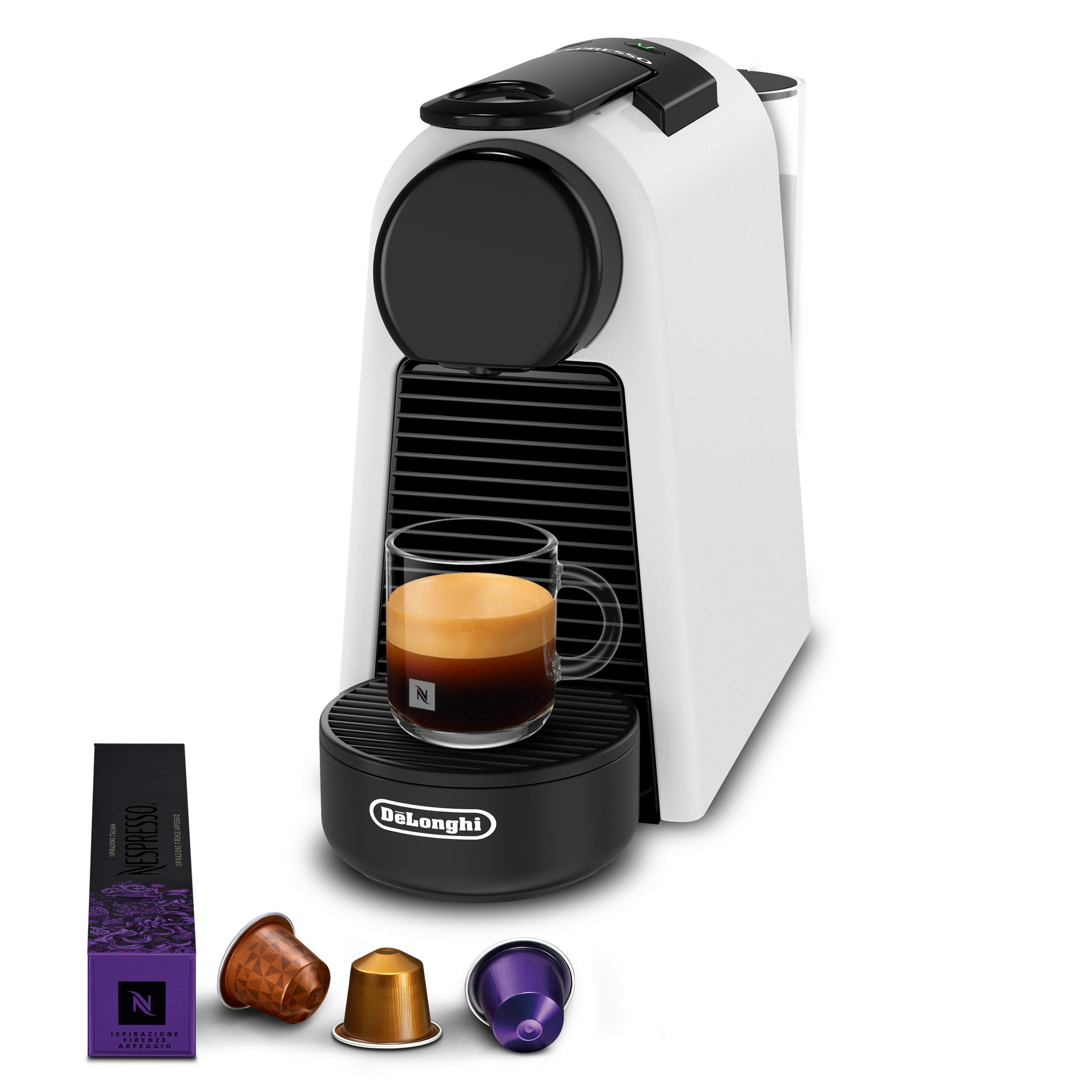 Eine weiße Nespresso-Kaffeemaschine mit einer Tasse Espresso, Kapseln und einer Box.