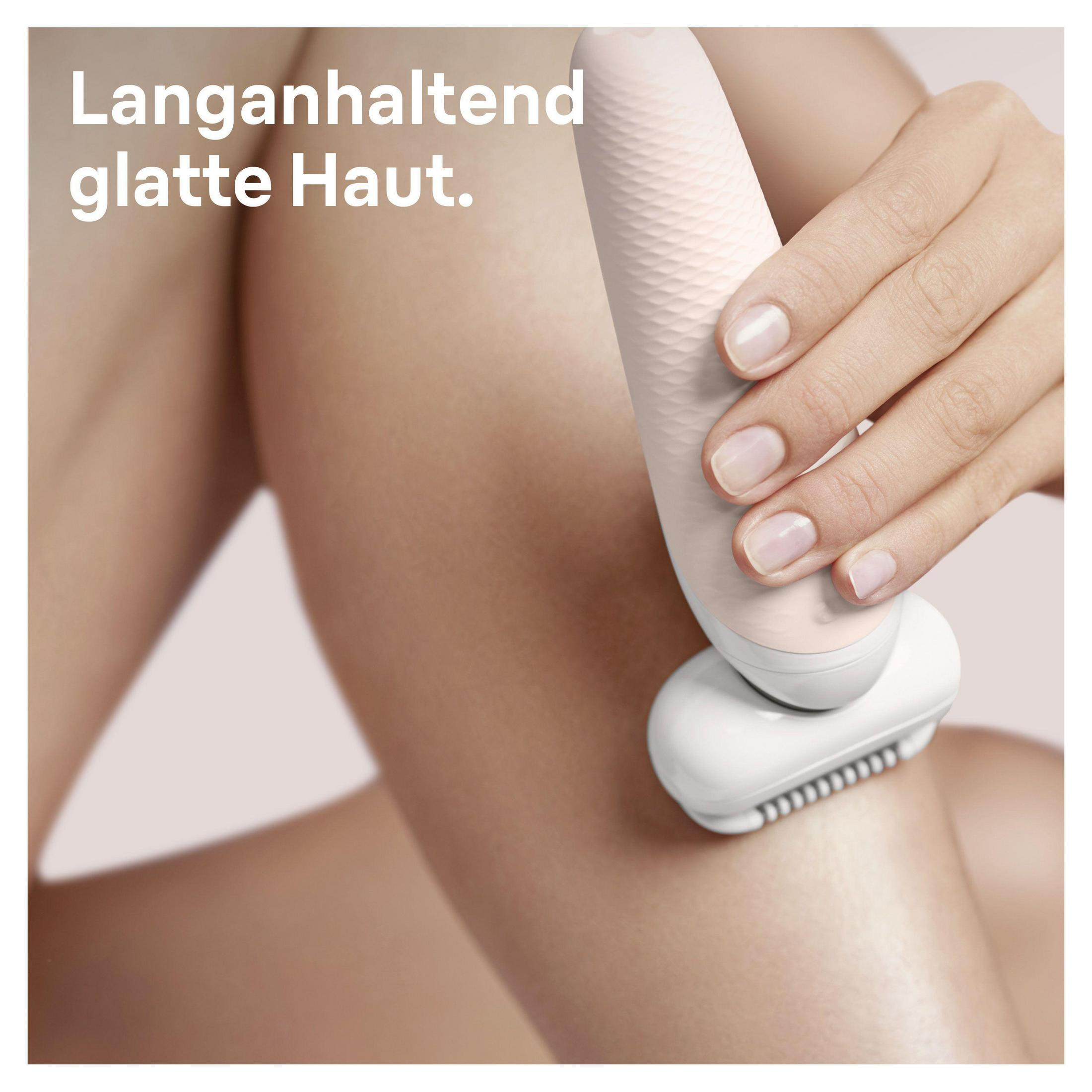 Hand benutzt Epilierer an Bein. Heller Hintergrund.