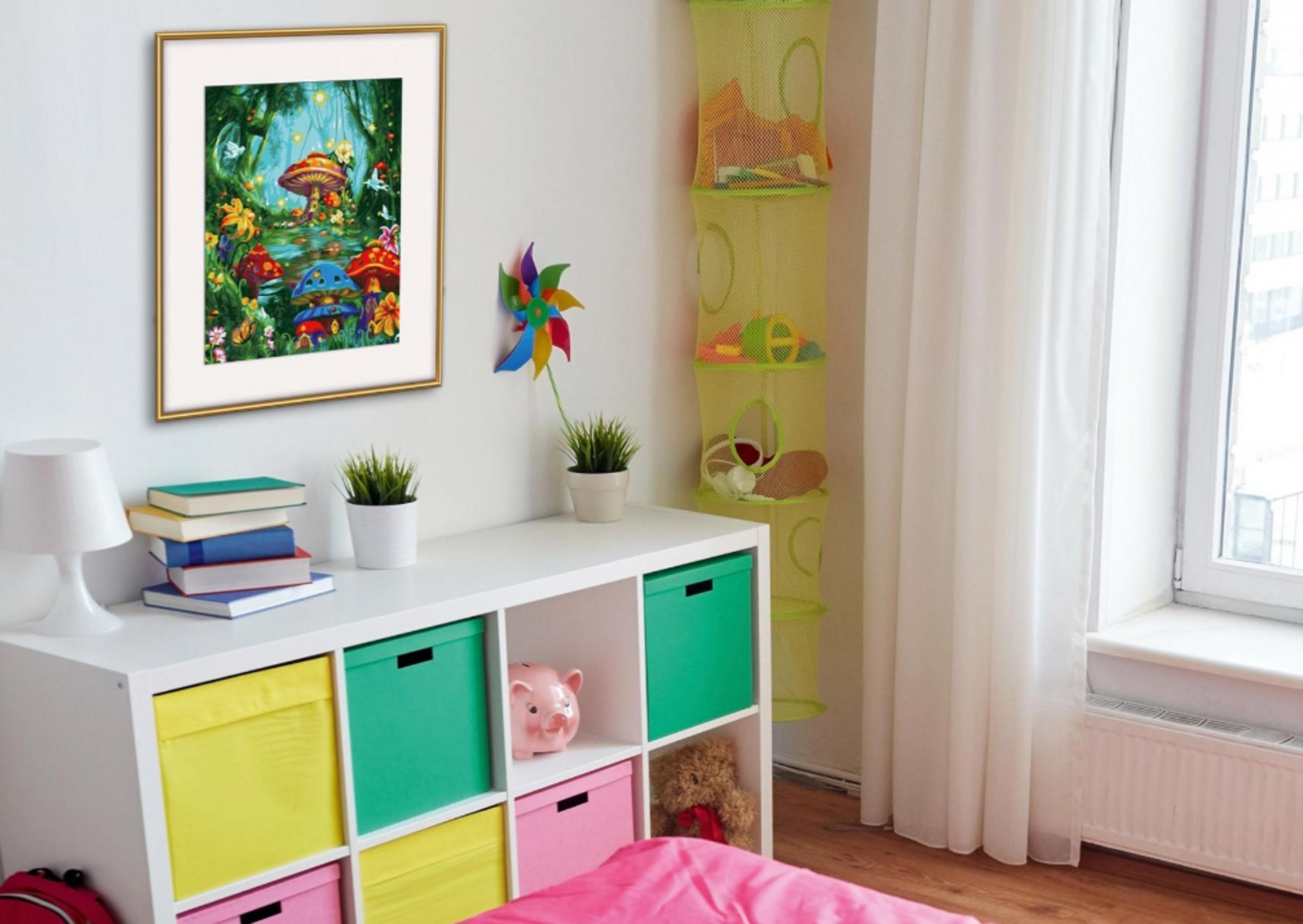 Kinderzimmer mit Regal, Spielzeug und Bild an der Wand.