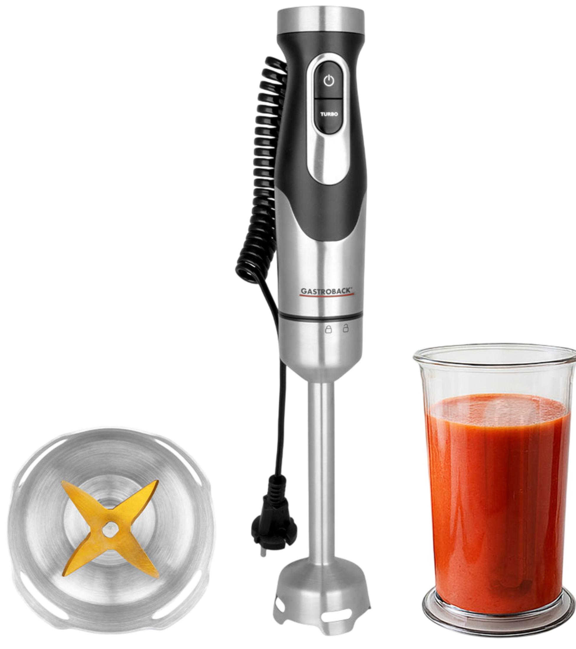 Ein Stabmixer mit Klinge und einem Glas Saft.