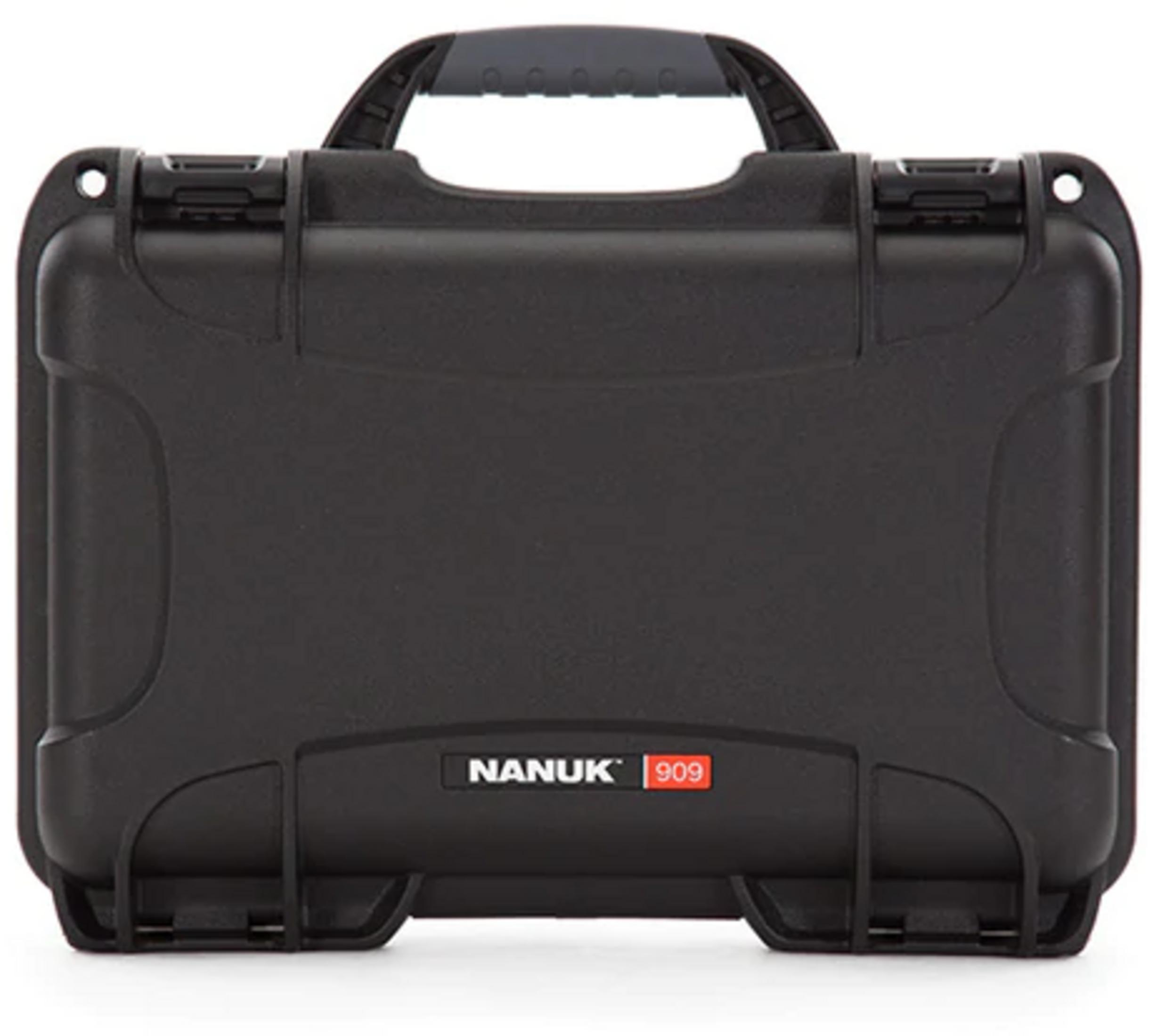 Ein geschlossener schwarzer NANUK 909 Koffer mit grauem Griff.