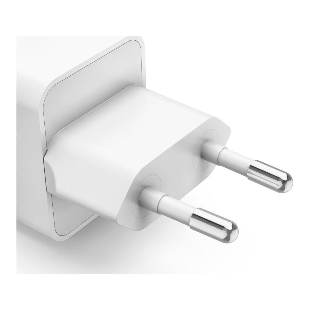 Ein weißer Netzstecker mit zwei metallischen Stiften, die herausragen.