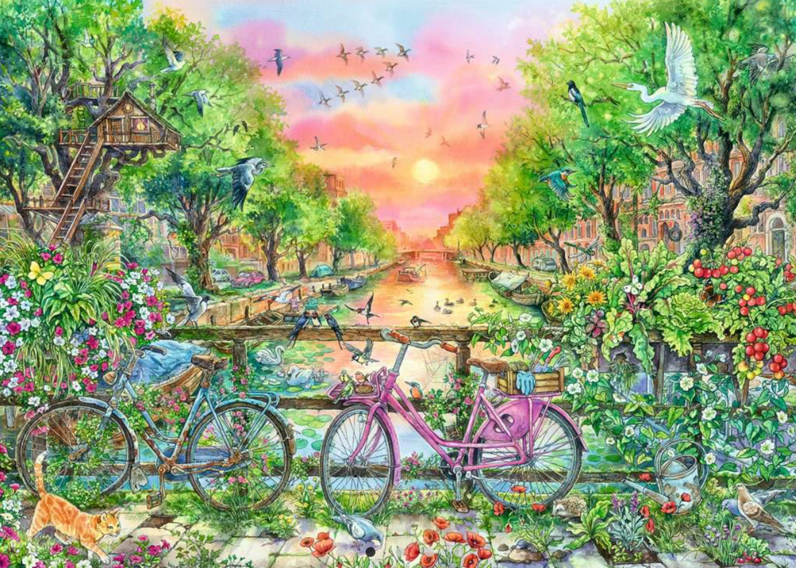Eine malerische Kanalansicht bei Sonnenuntergang mit Fahrrädern, Blumen und Vögeln.
