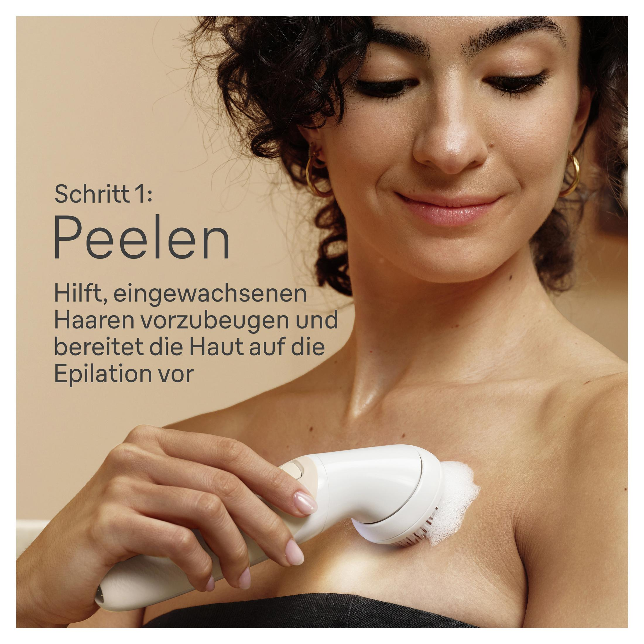 Eine Frau peelt ihre Haut mit einem elektrischen Gerät, das Schaum erzeugt.
