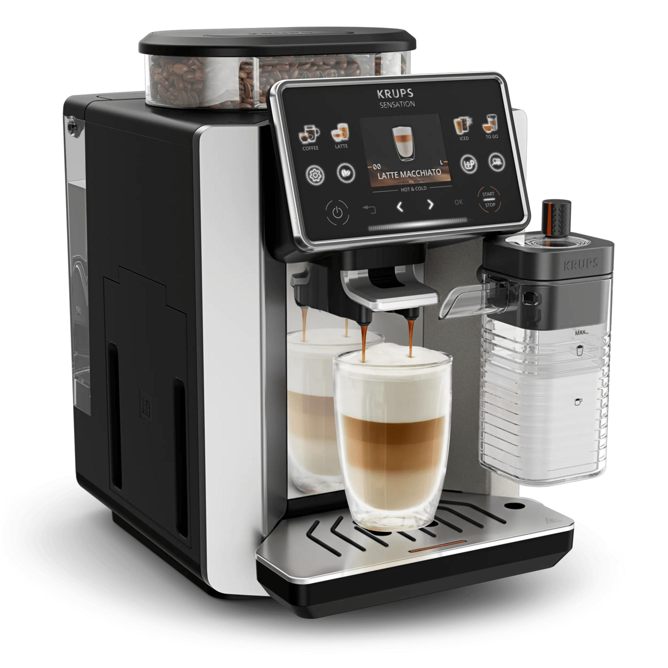 Una macchina da caffè Krups con caraffa per latte prepara due latte macchiato.