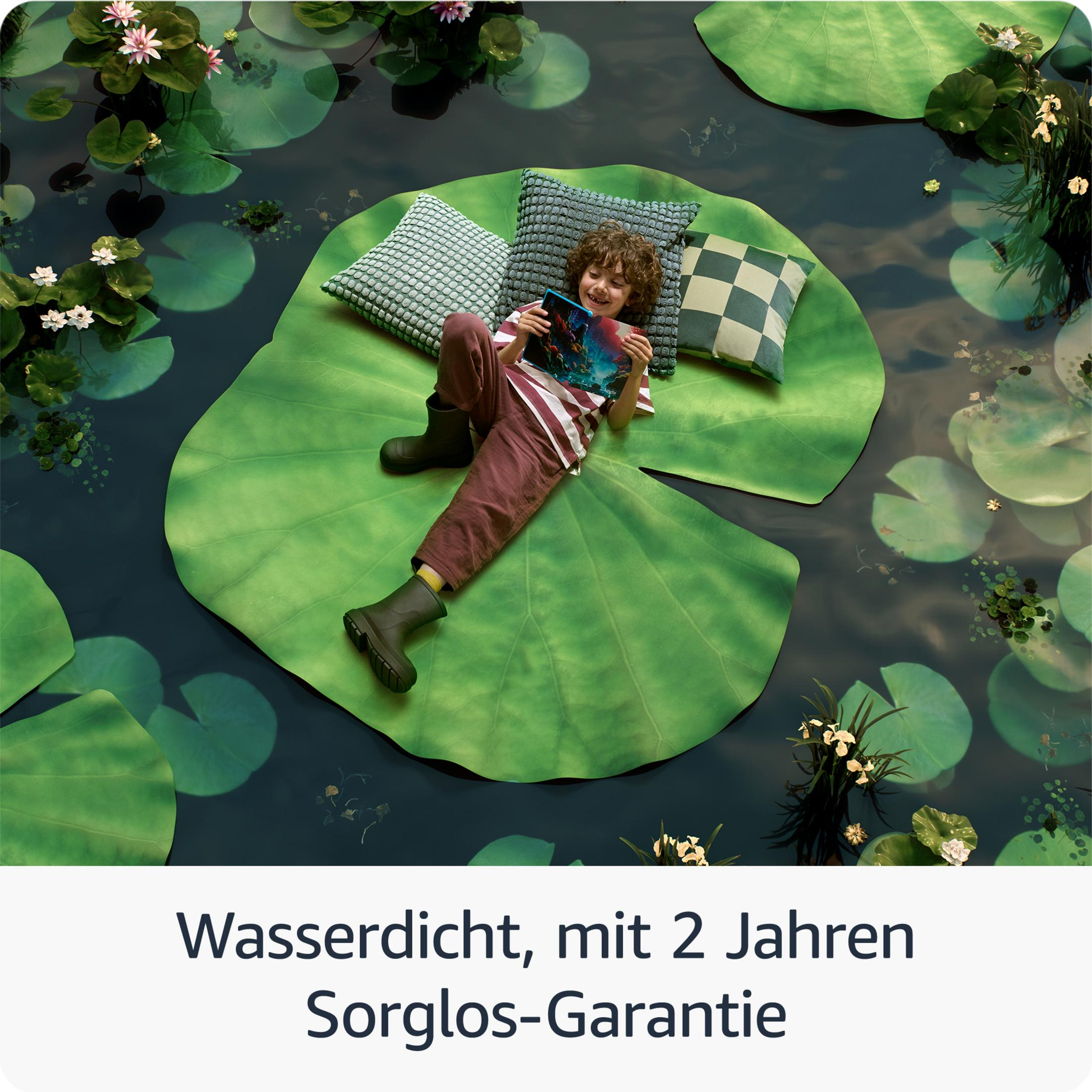 Ein Junge liest auf einem großen Seerosenblatt in einem Teich mit anderen Seerosen.