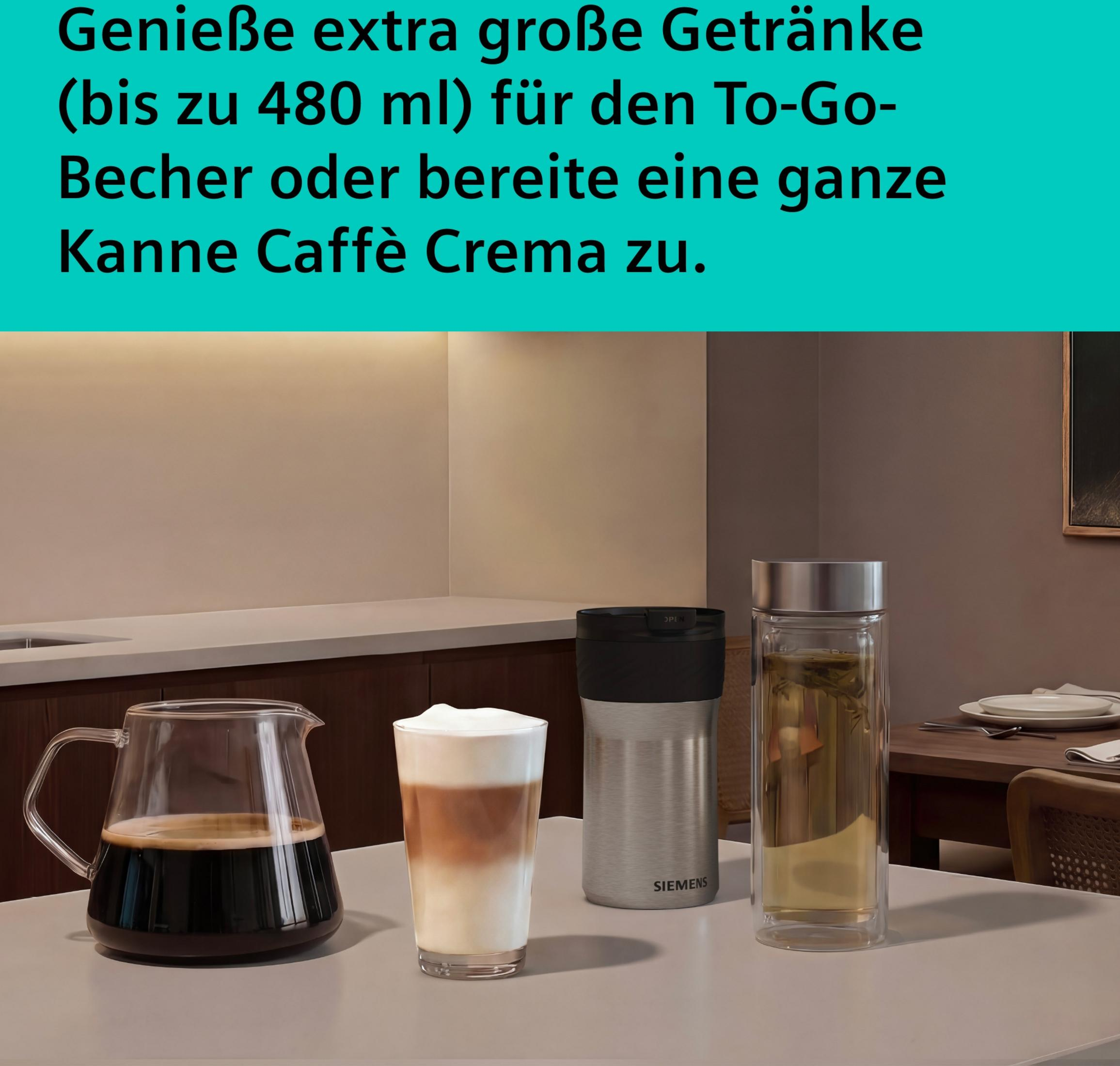 Eine Glaskanne mit Kaffee, ein Latte Macchiato und ein Thermobecher stehen auf dem Tisch.
