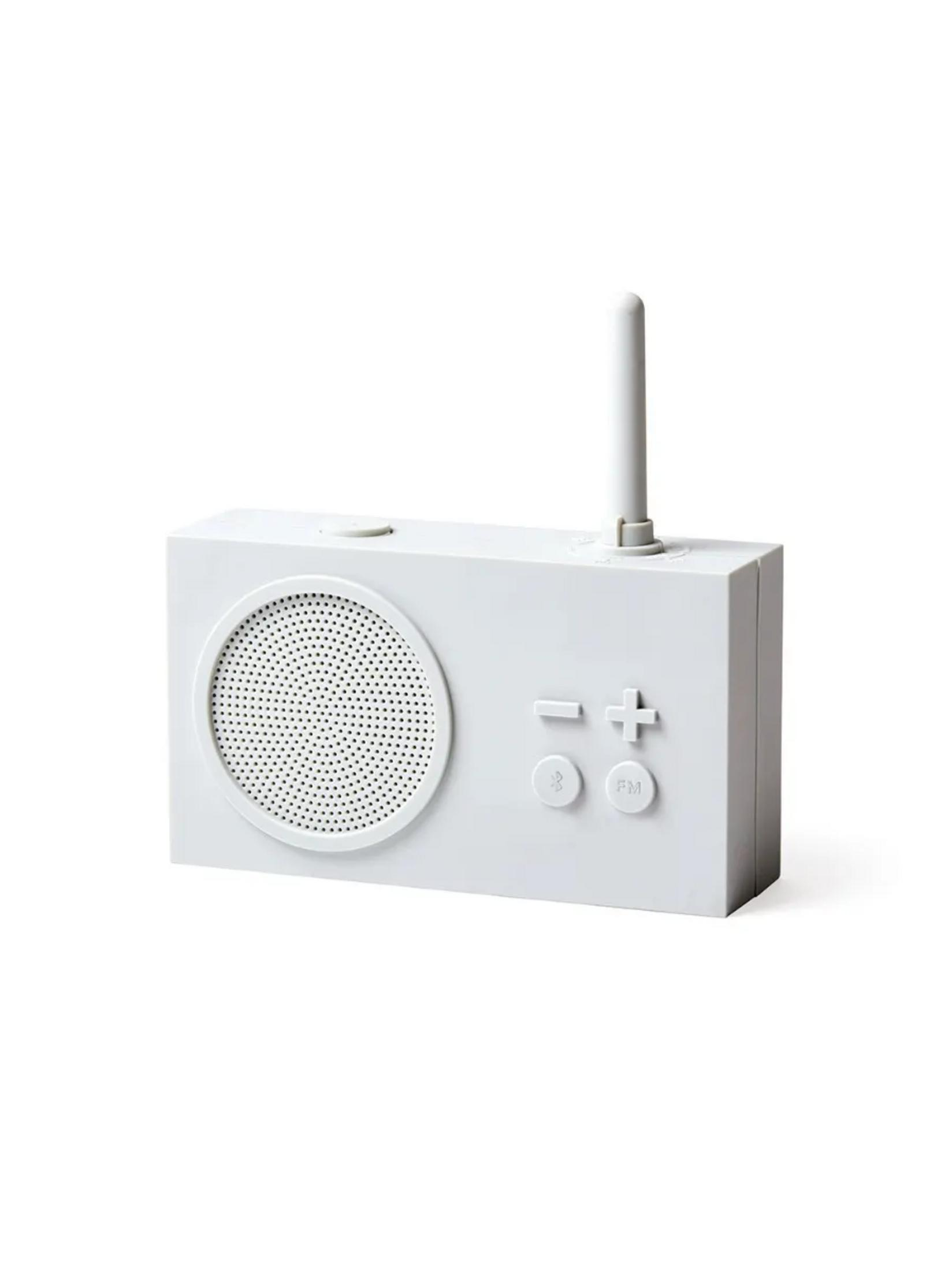 Ein weißes Radio mit Lautsprecher, Antenne und Bedienelementen.