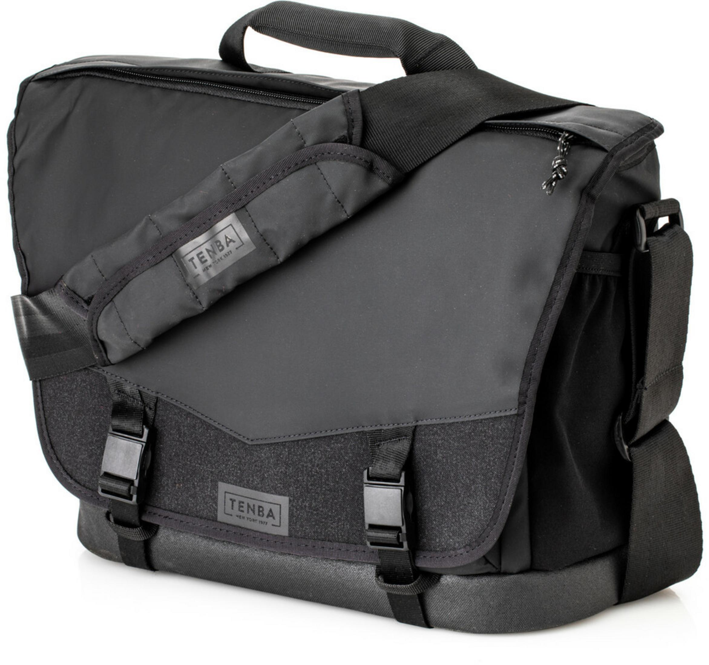 Bolso mensajero negro con correa acolchada, hebillas y cierre de cremallera.