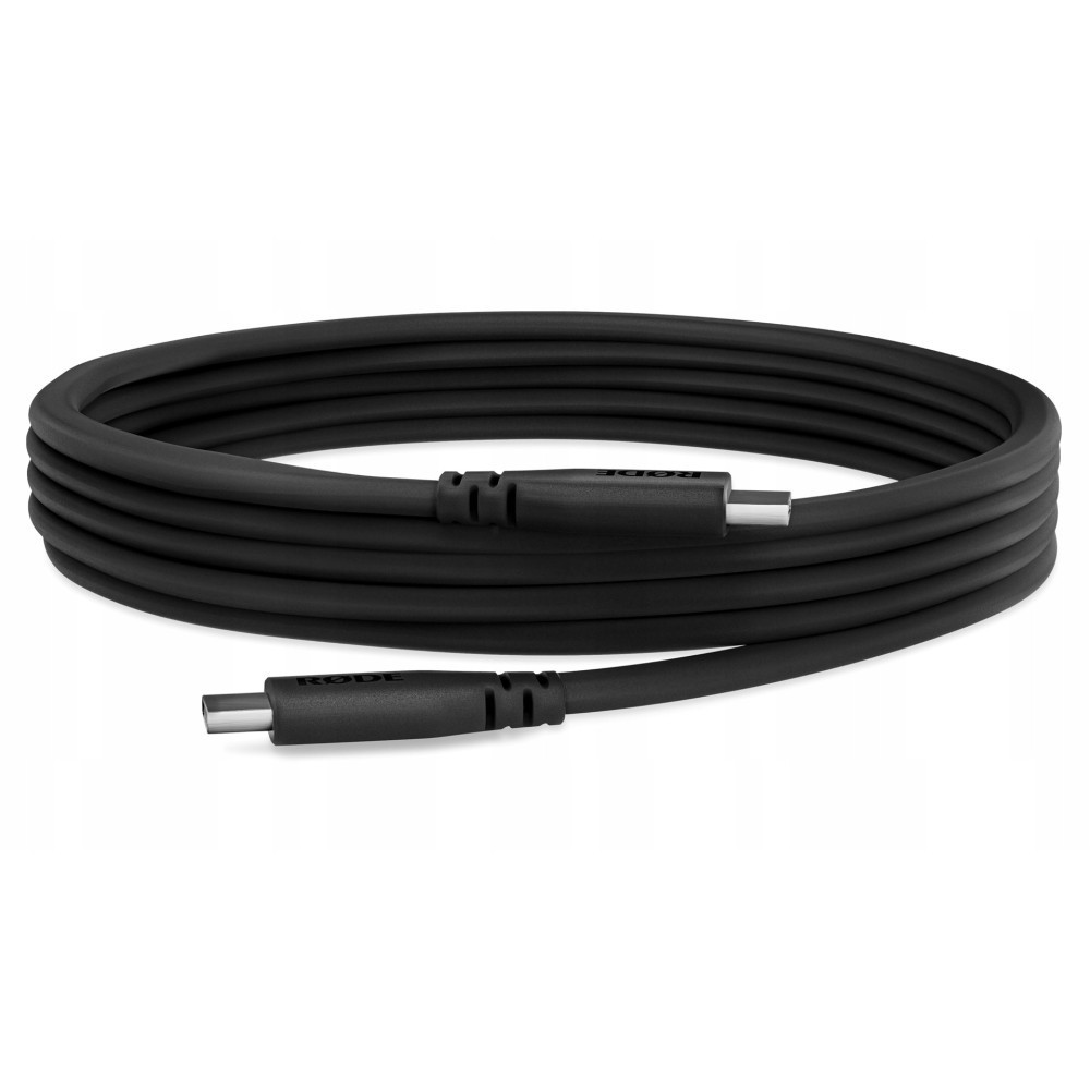Czarny kabel USB-C leży na białym tle.