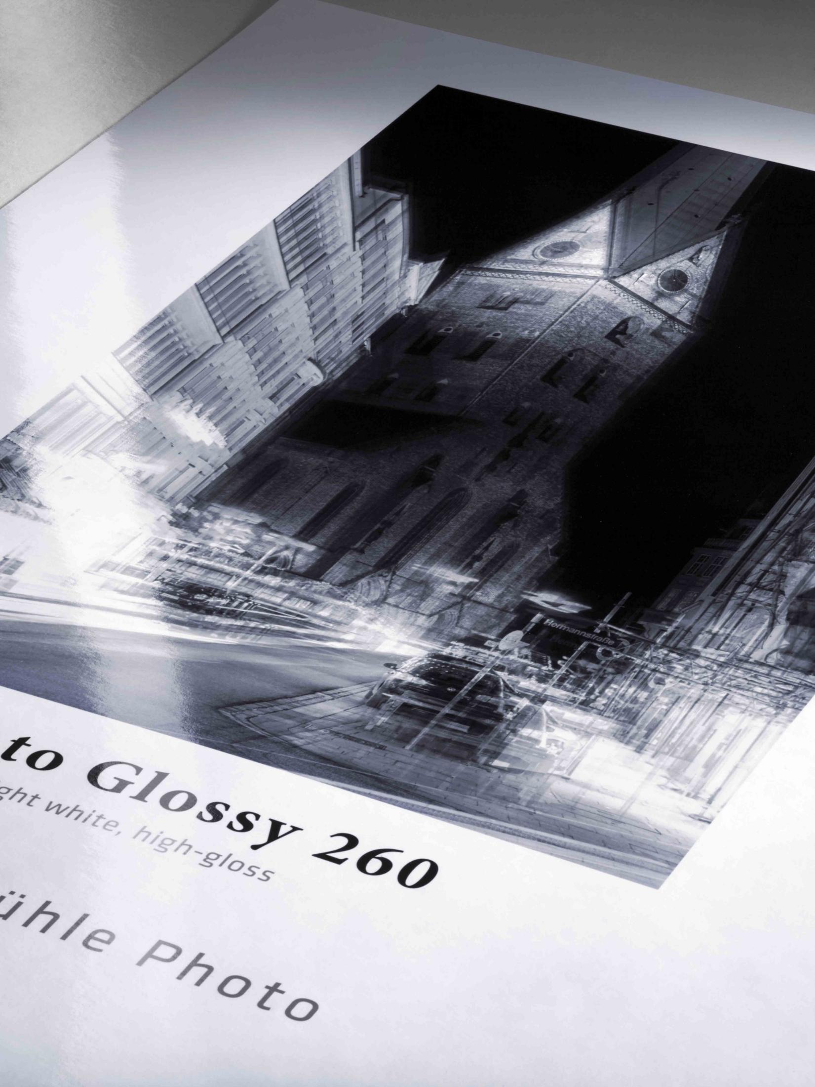 Glänzendes Fotopapier mit einem Gebäude im Hintergrund.