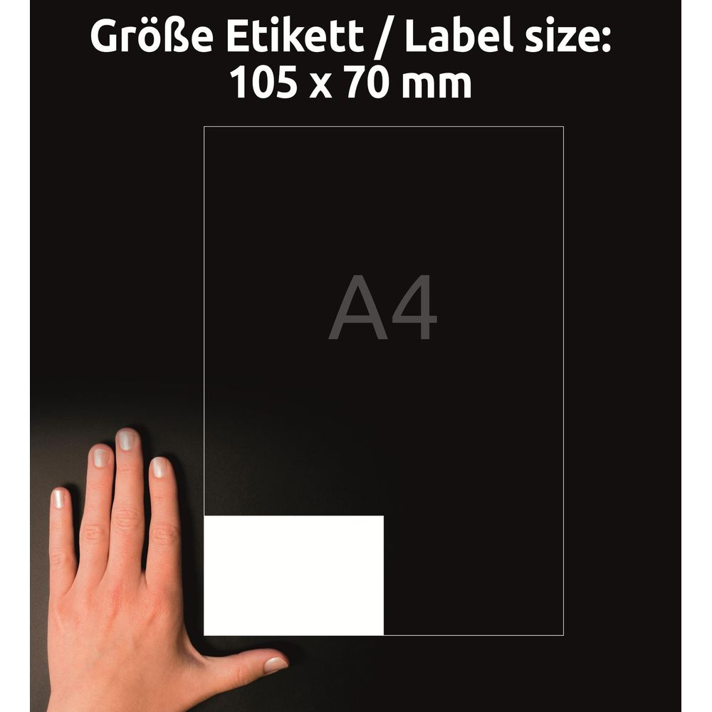 Eine Hand liegt auf einem schwarzen Untergrund neben einem Blatt A4 Papier, auf dem 