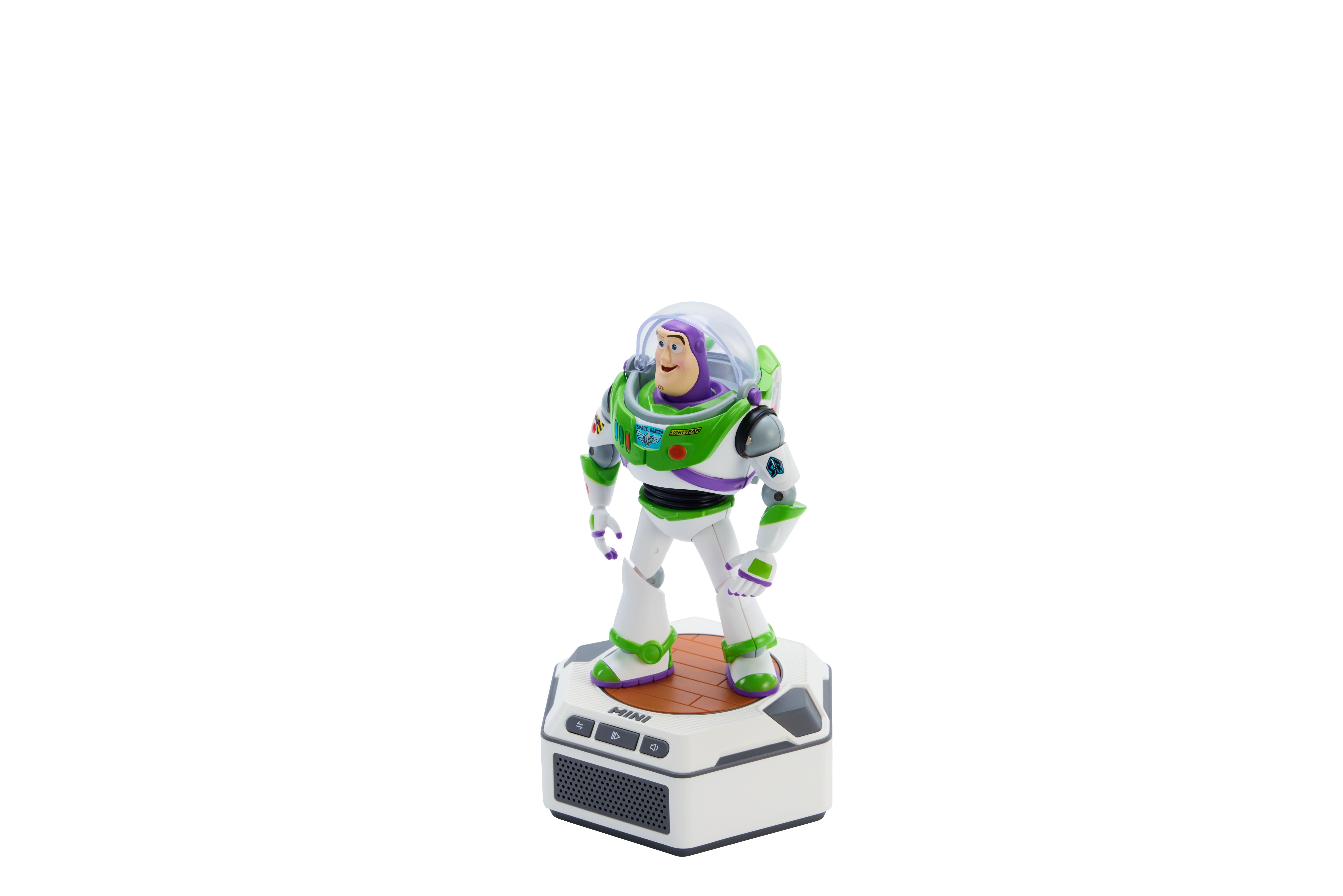 Figura de Buzz Lightyear sobre un pedestal blanco con rejilla de altavoz y botones.