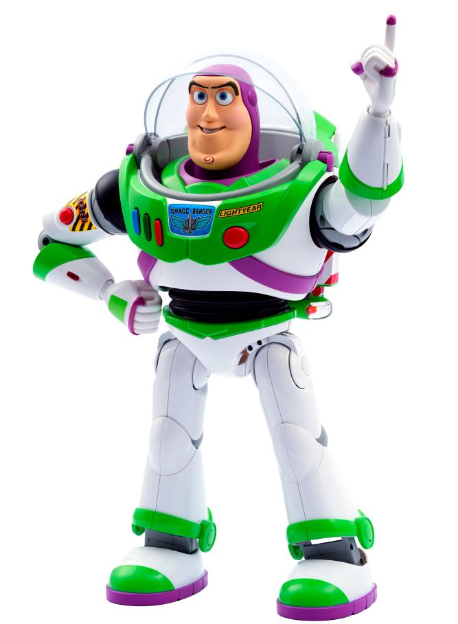 Buzz Lightyear con traje blanco y acentos verdes, levantando un dedo.