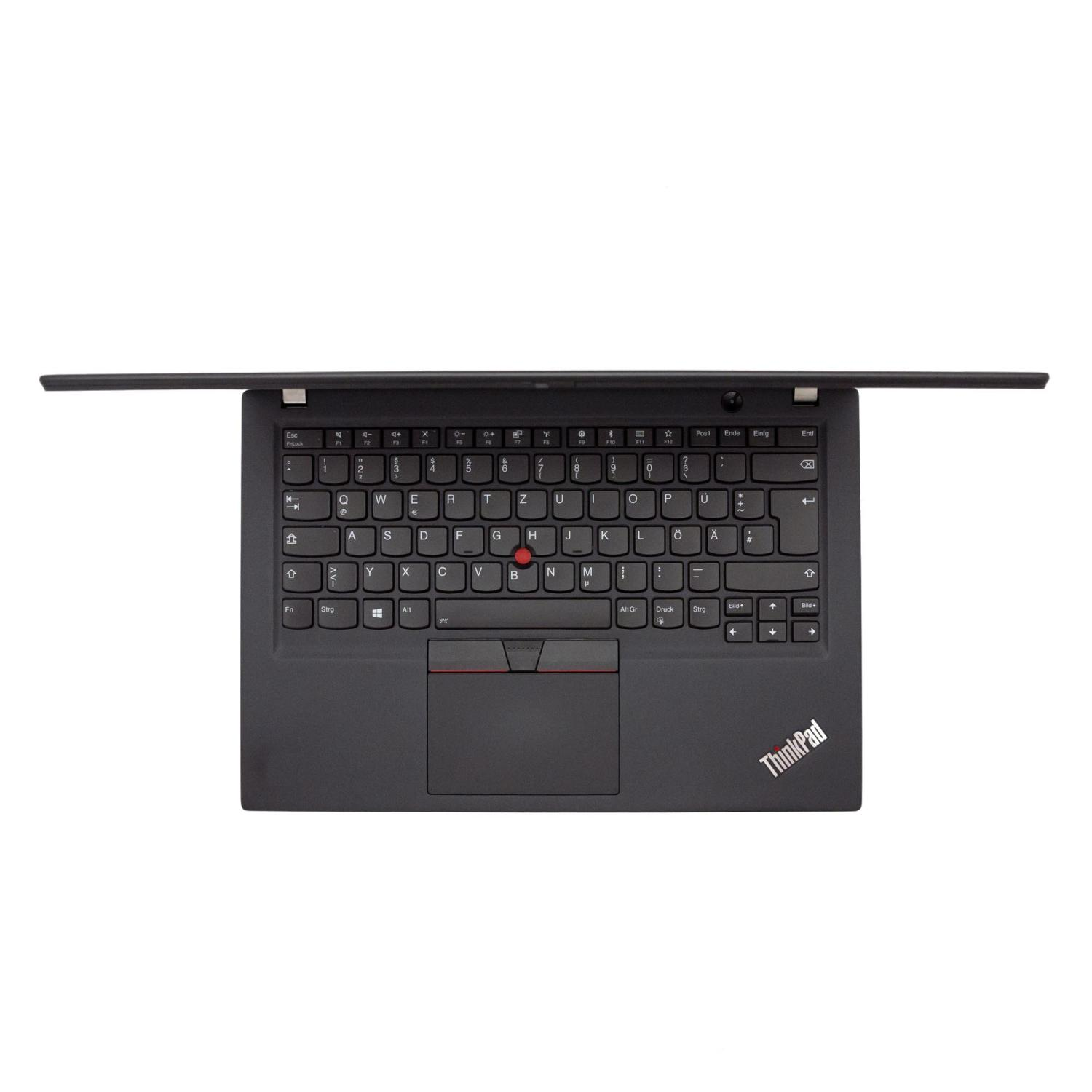 Ein schwarzer Laptop mit geöffnetem Deckel und Tastatur mit "ThinkPad"-Logo.