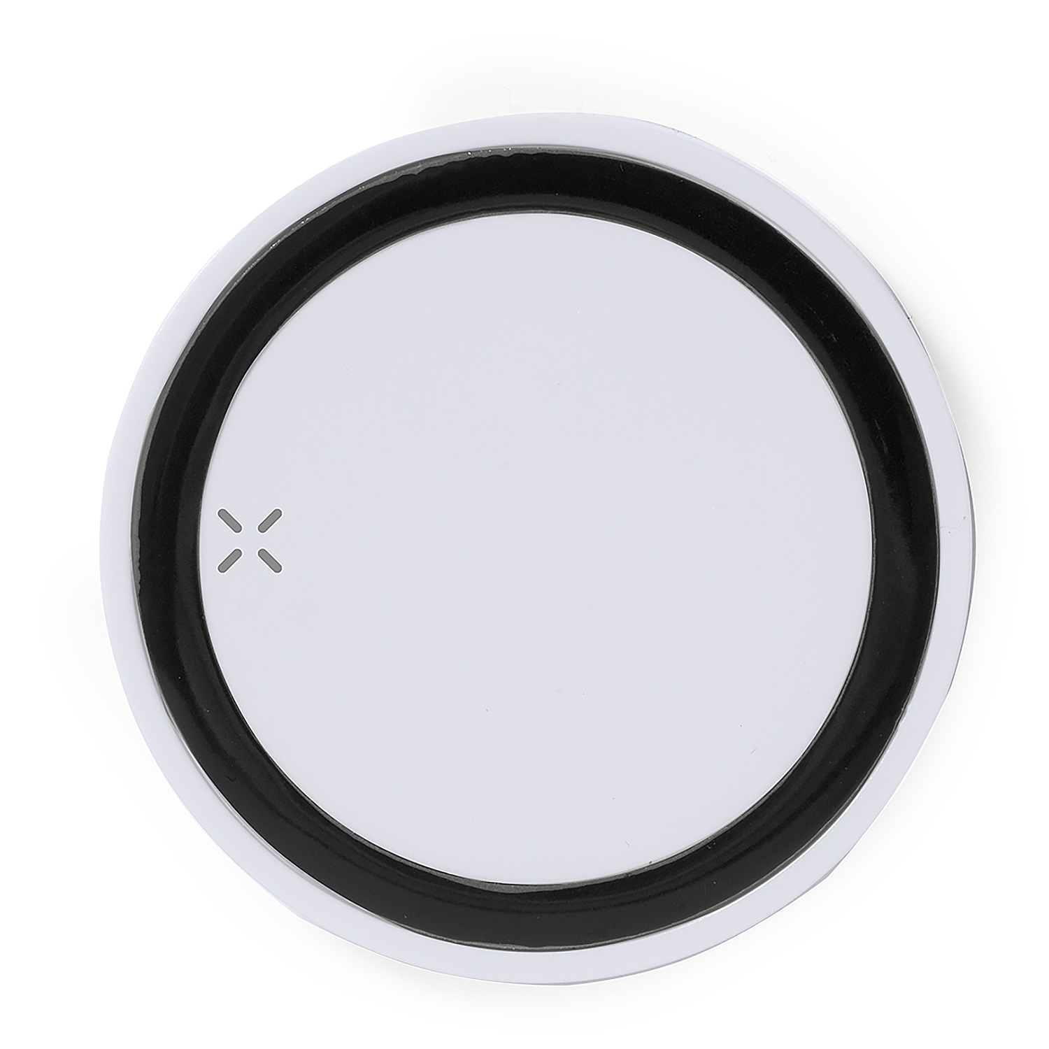 Un oggetto rotondo bianco con un bordo nero e un piccolo simbolo a croce.
