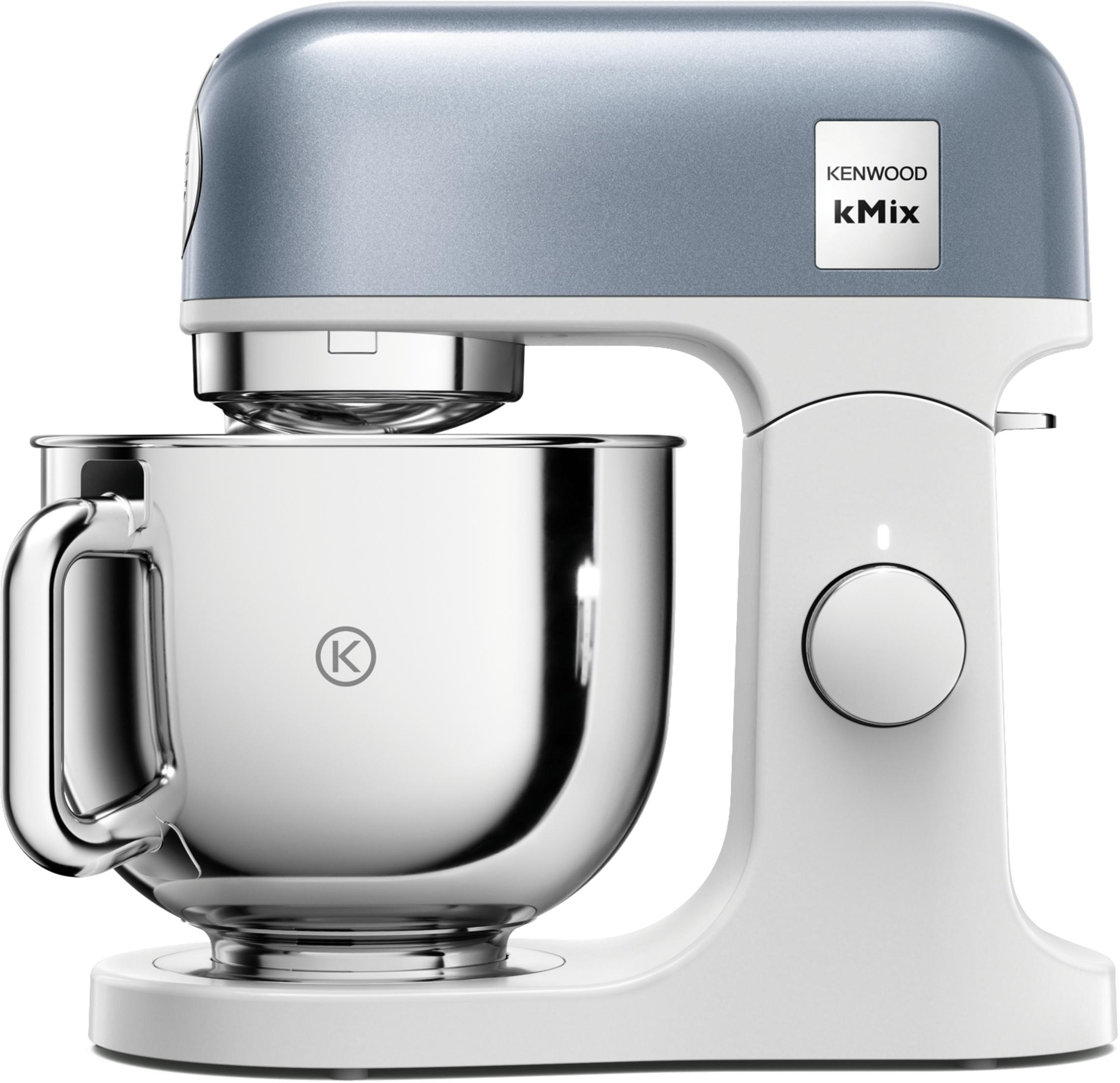 Eine silberne Kenwood kMix Küchenmaschine mit Chromschüssel und weißem Sockel.