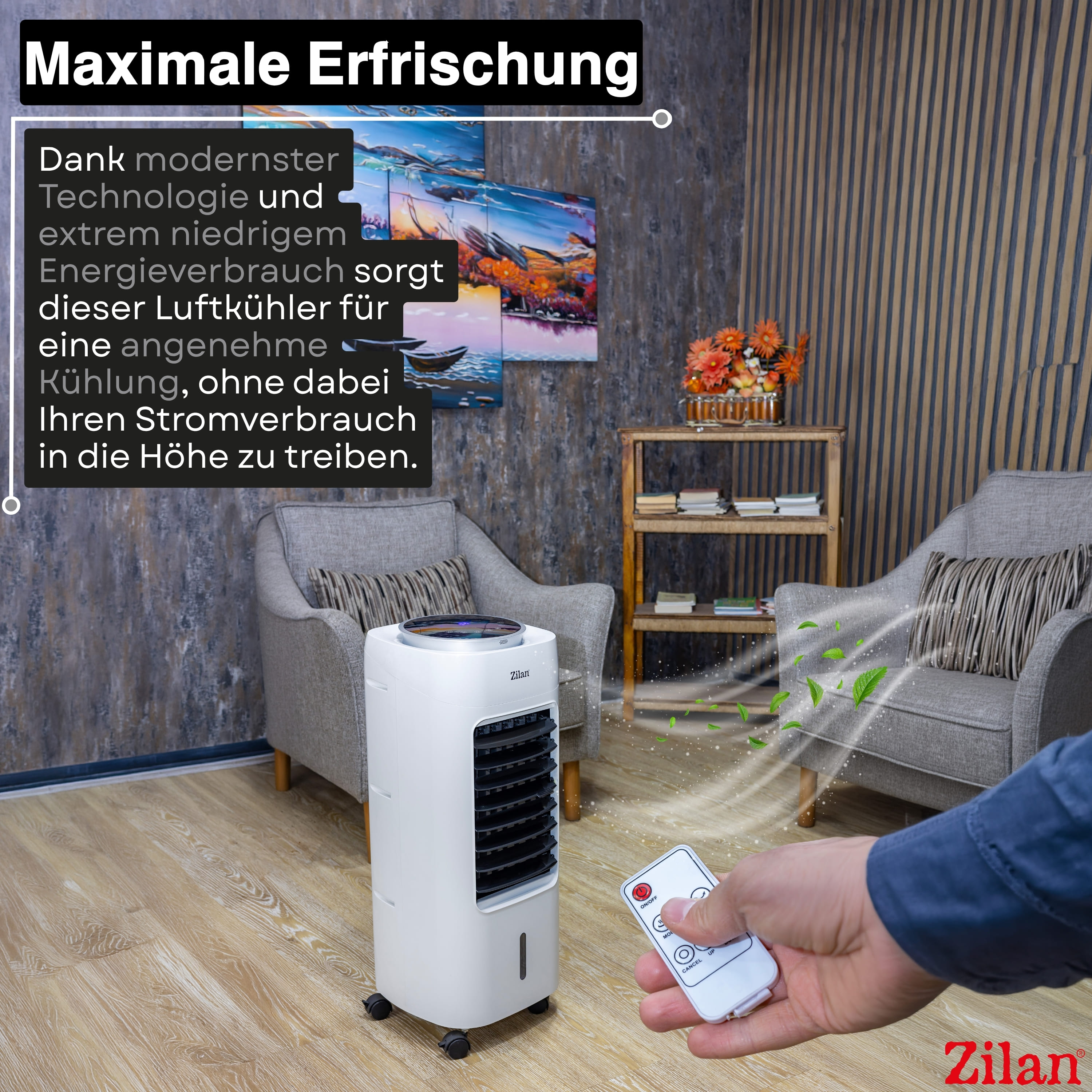 Ein weißer Luftkühler mit Fernbedienung in einem Raum mit zwei Sesseln.