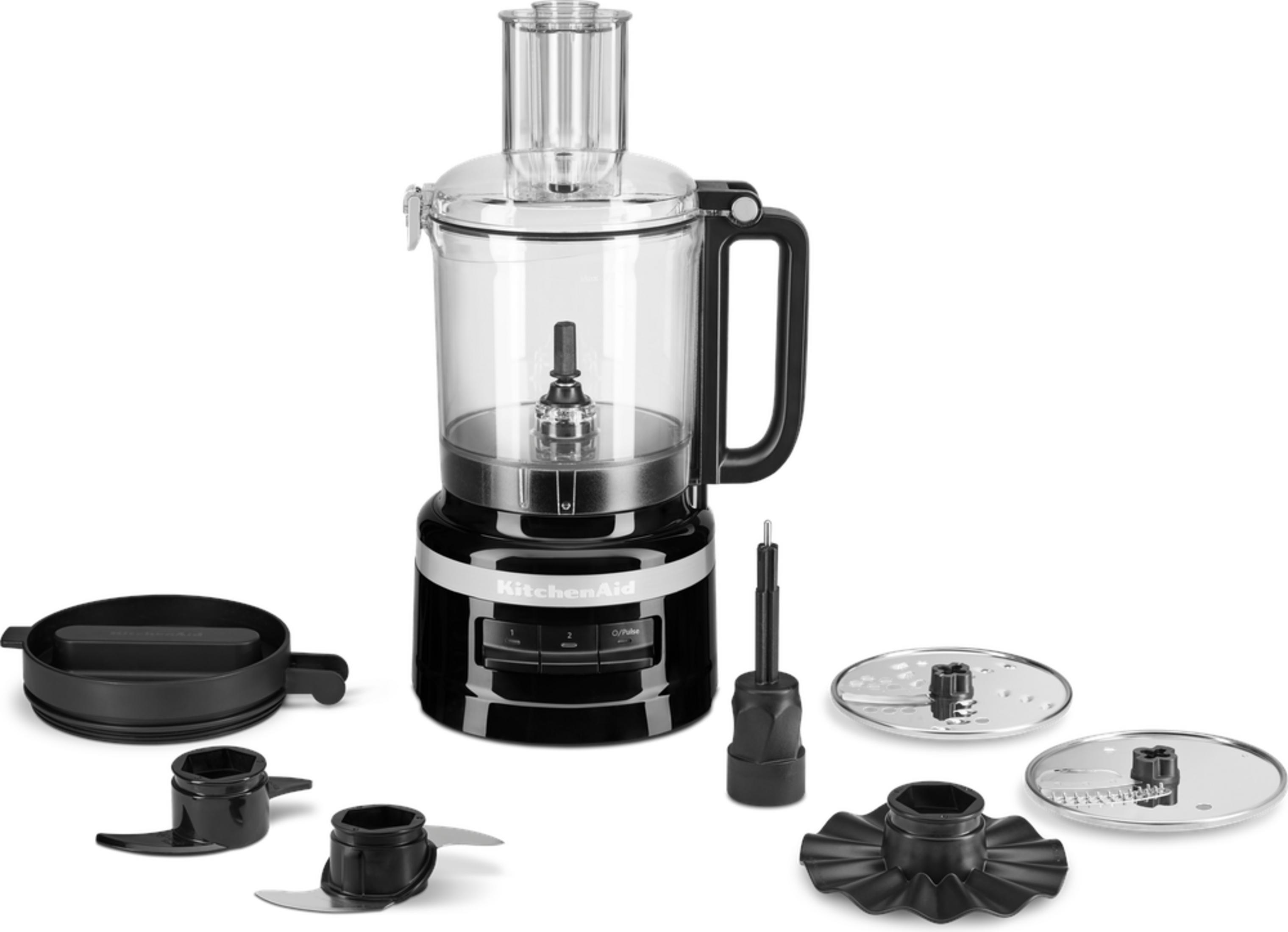 Siyah KitchenAid mutfak robotu aksesuarlarıyla: bıçaklar, diskler ve kapak.