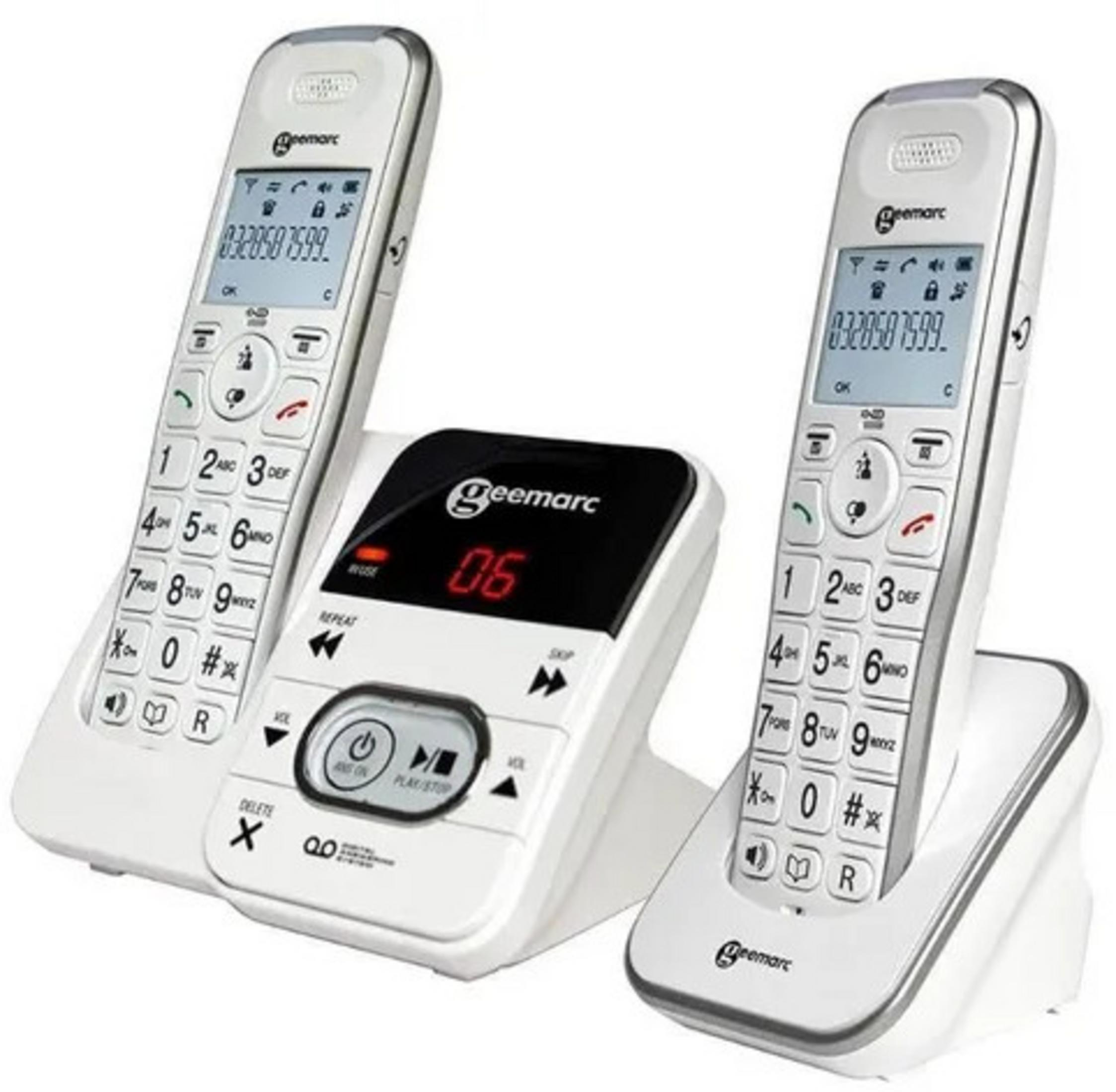 Due telefoni cordless bianchi con base. Uno è nella base di ricarica.