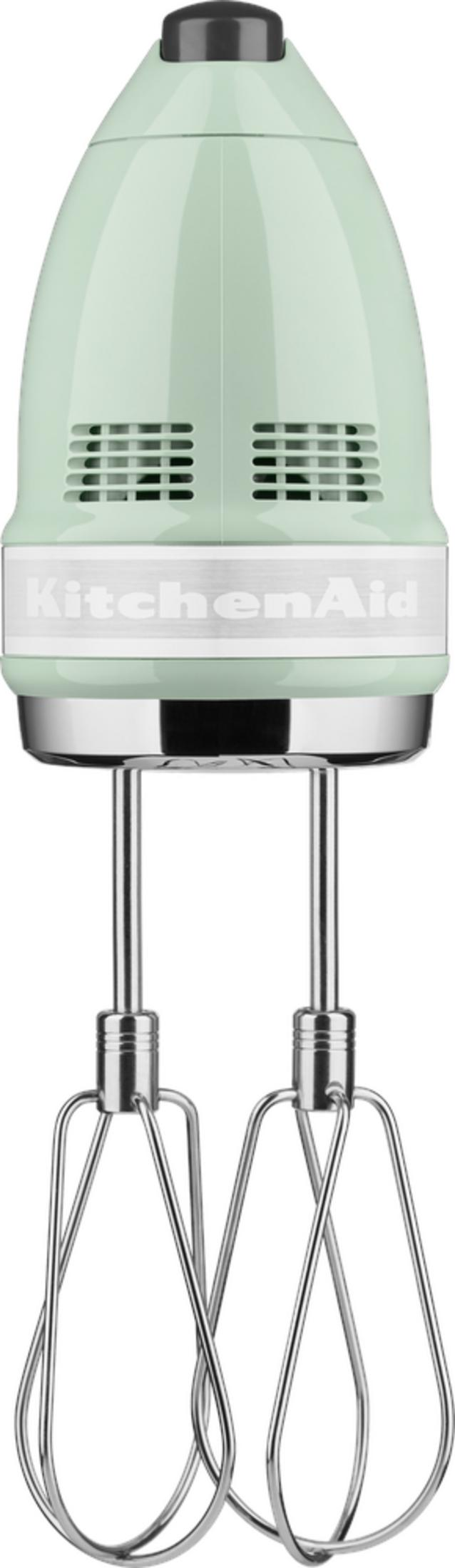 Gümüş bantlı ve çırpıcılı açık yeşil KitchenAid el mikseri.