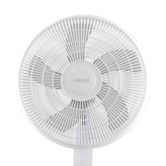 Un ventilatore da terra bianco con logo Haeger al centro.