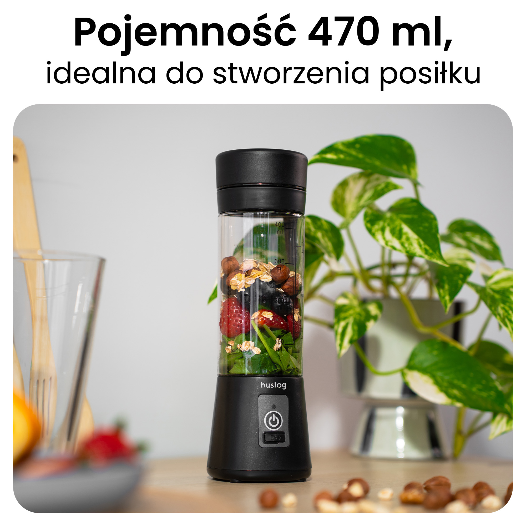 Czarny blender przenośny z jagodami, owsem i zielenią. Idealny do smoothie.