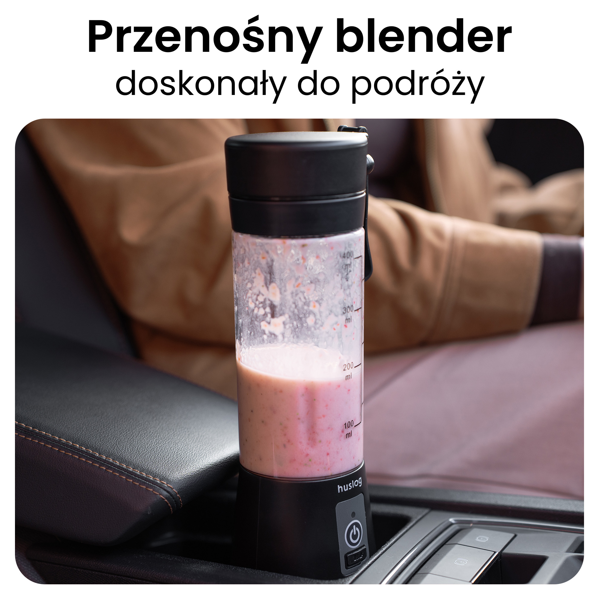 Przenośny blender w samochodzie z napojem owocowym, w uchwycie na kubek.