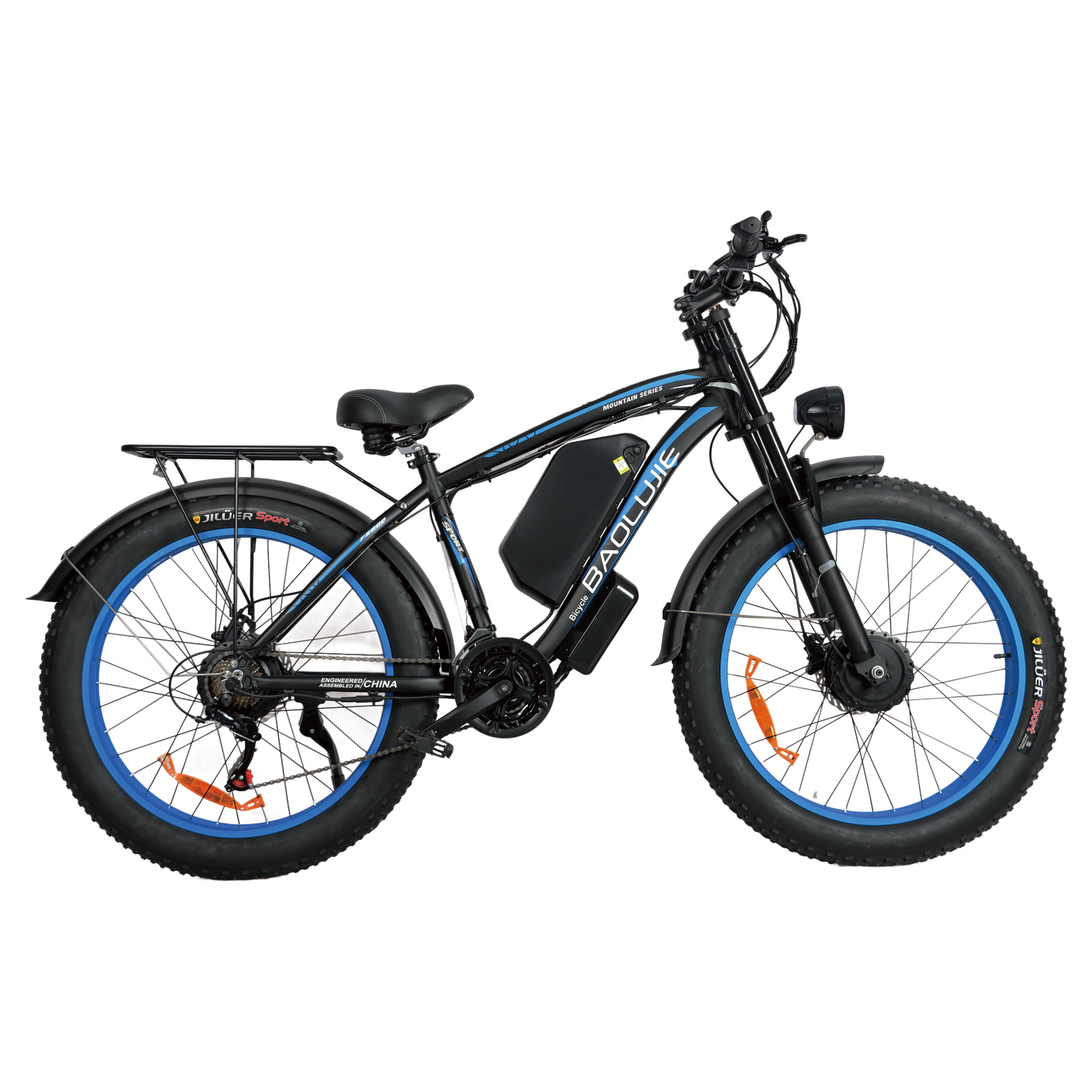 Czarny rower elektryczny typu fatbike z niebieskimi obręczami, na białym tle.