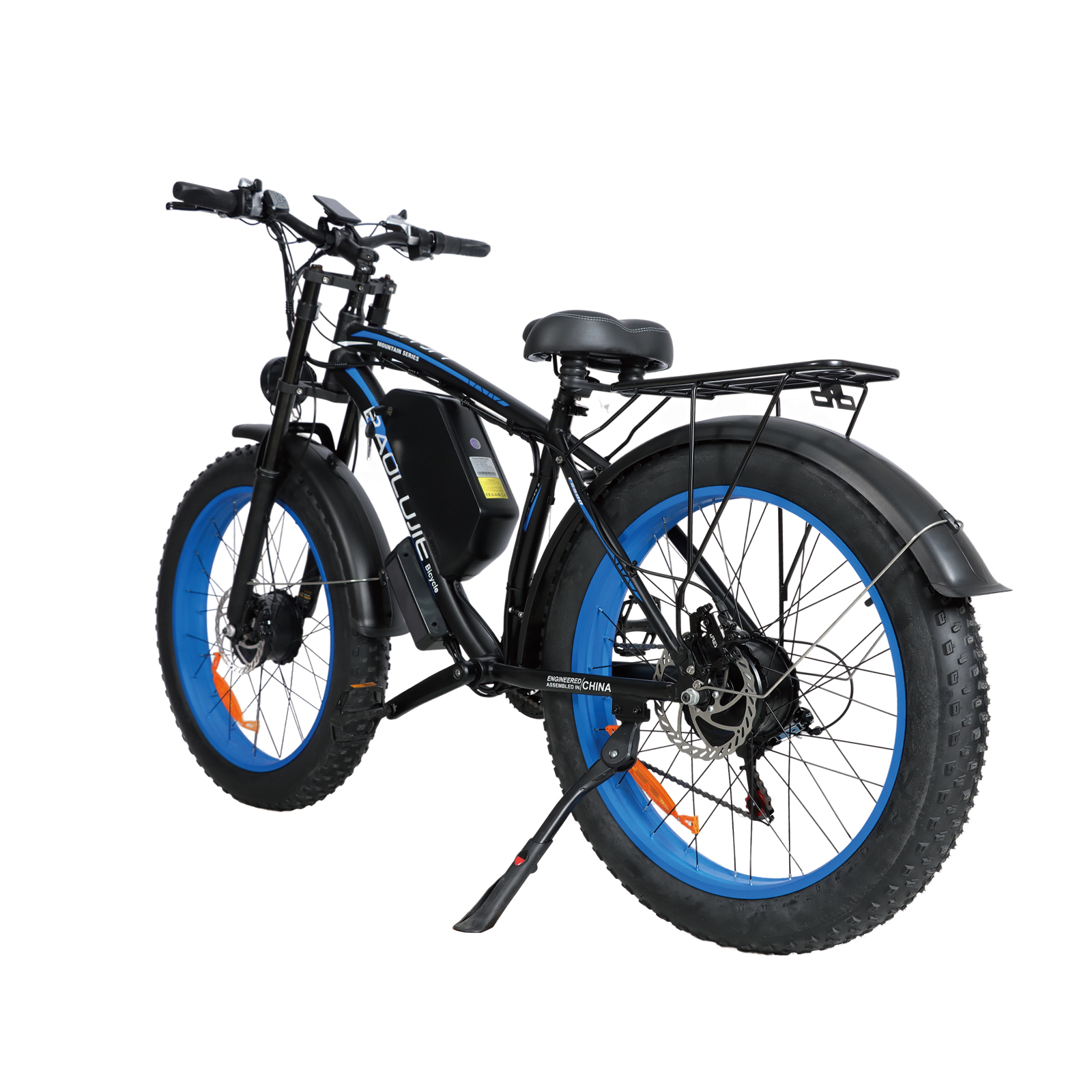 Czarny rower elektryczny fat bike z niebieskimi obręczami i bagażnikiem.