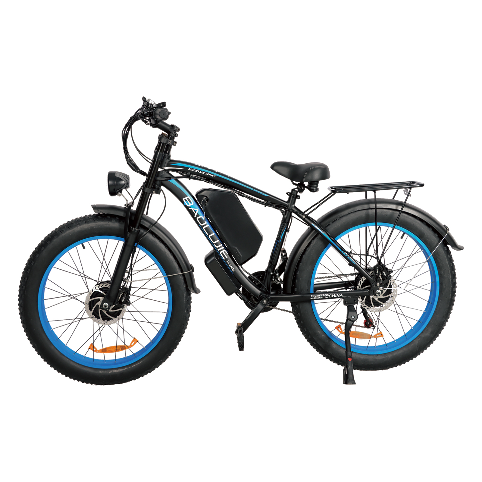 Czarny rower elektryczny fatbike z niebieskimi obręczami, bagażnikiem i baterią.