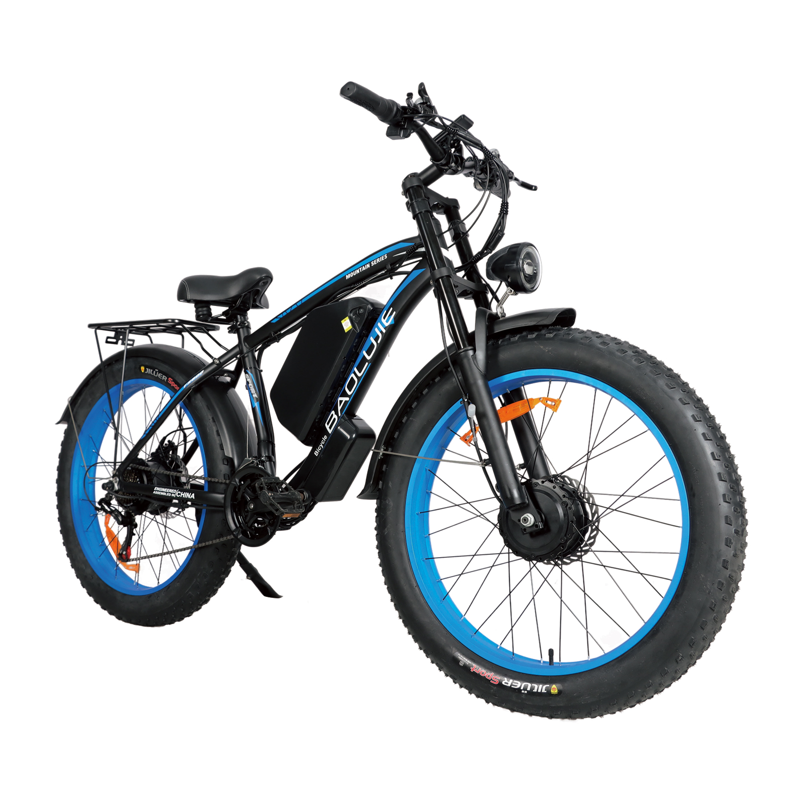Czarny rower elektryczny typu fat bike z niebieskimi obręczami i bagażnikiem.