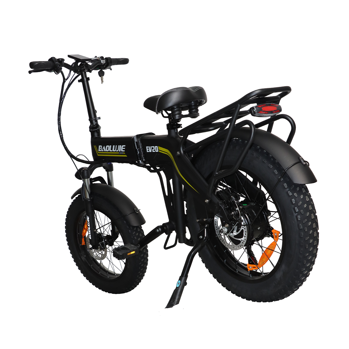 Czarny rower elektryczny typu fat bike z bagażnikiem i czerwonym światłem.