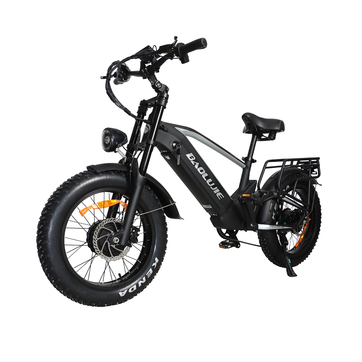 Czarny rower elektryczny typu fatbike z przednim światłem i bagażnikiem, na białym tle.