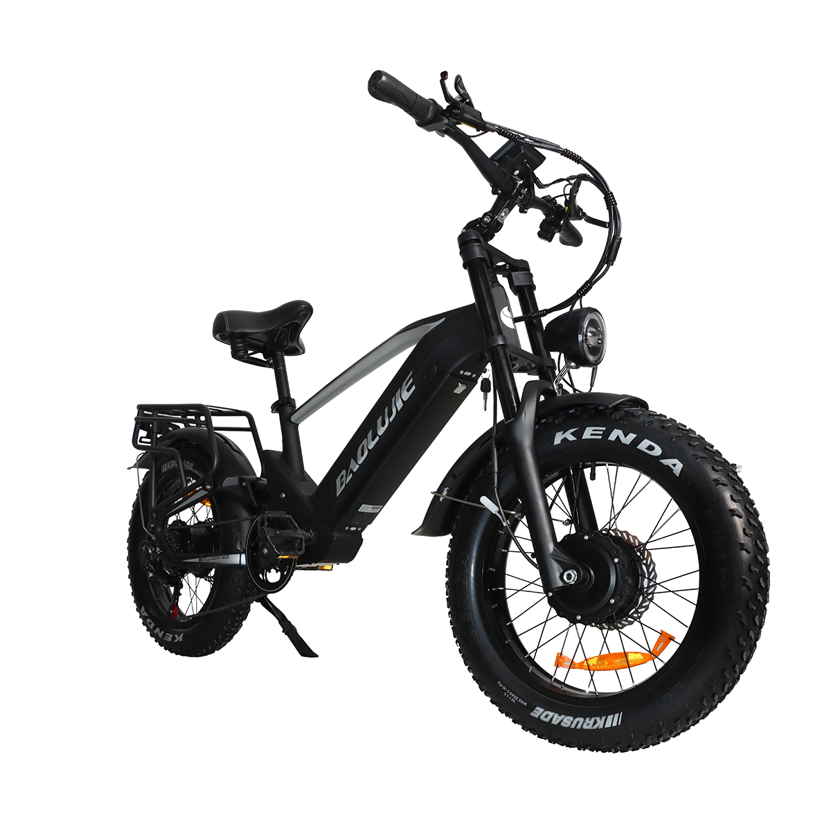 Czarny rower elektryczny typu fatbike z grubymi oponami, bagażnikiem i białym logo na ramie.