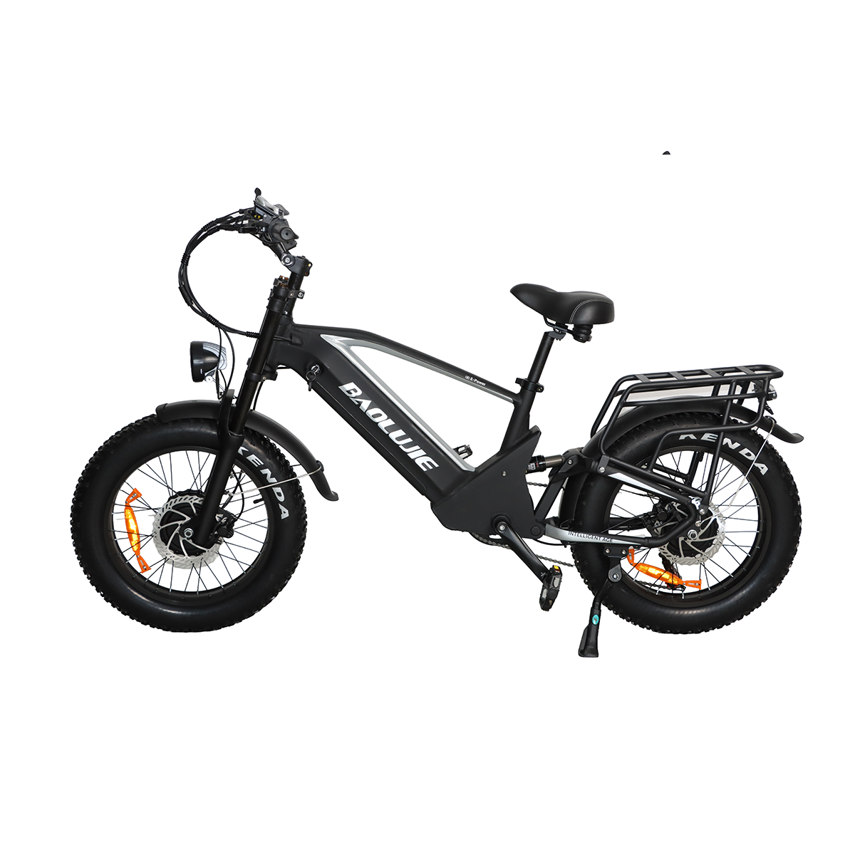 Czarny rower elektryczny typu fatbike z tylnym bagażnikiem pokazany na białym tle.