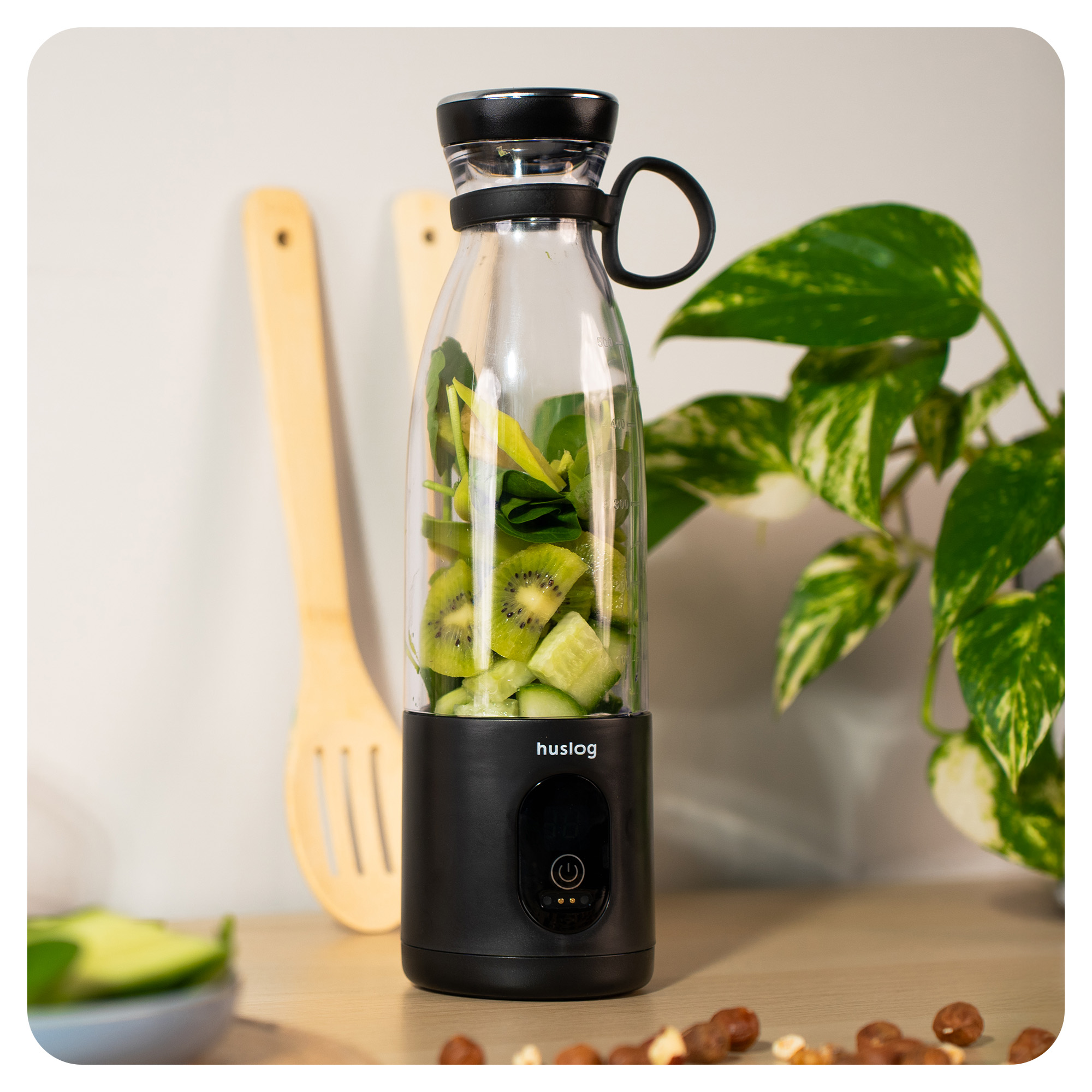 Przenośny blender wypełniony kiwi, ogórkiem i szpinakiem.
