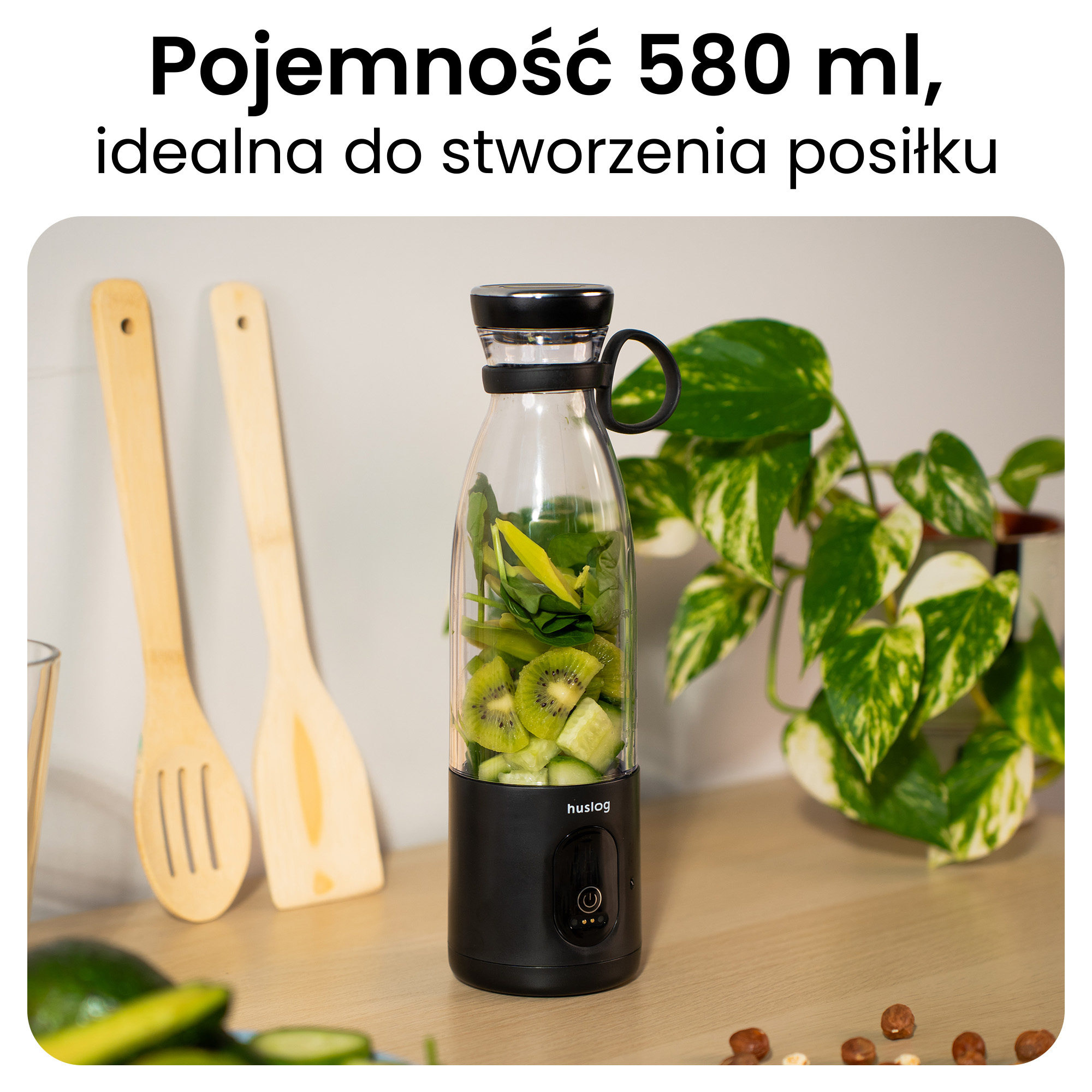 Przenośny blender z kiwi, ogórkiem i szpinakiem, obok drewnianych łyżek.