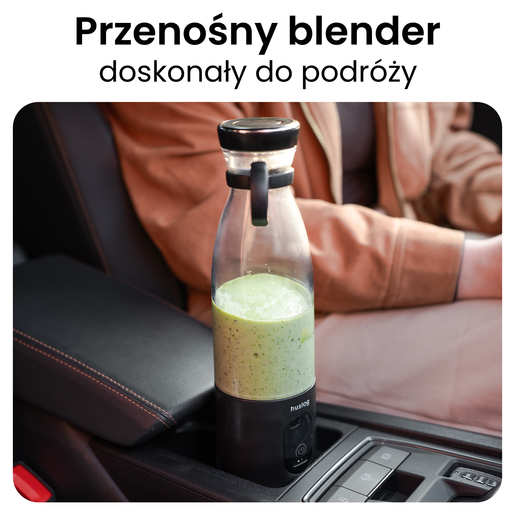 Przenośny blender z zielonym smoothie stoi w uchwycie na kubek w samochodzie.