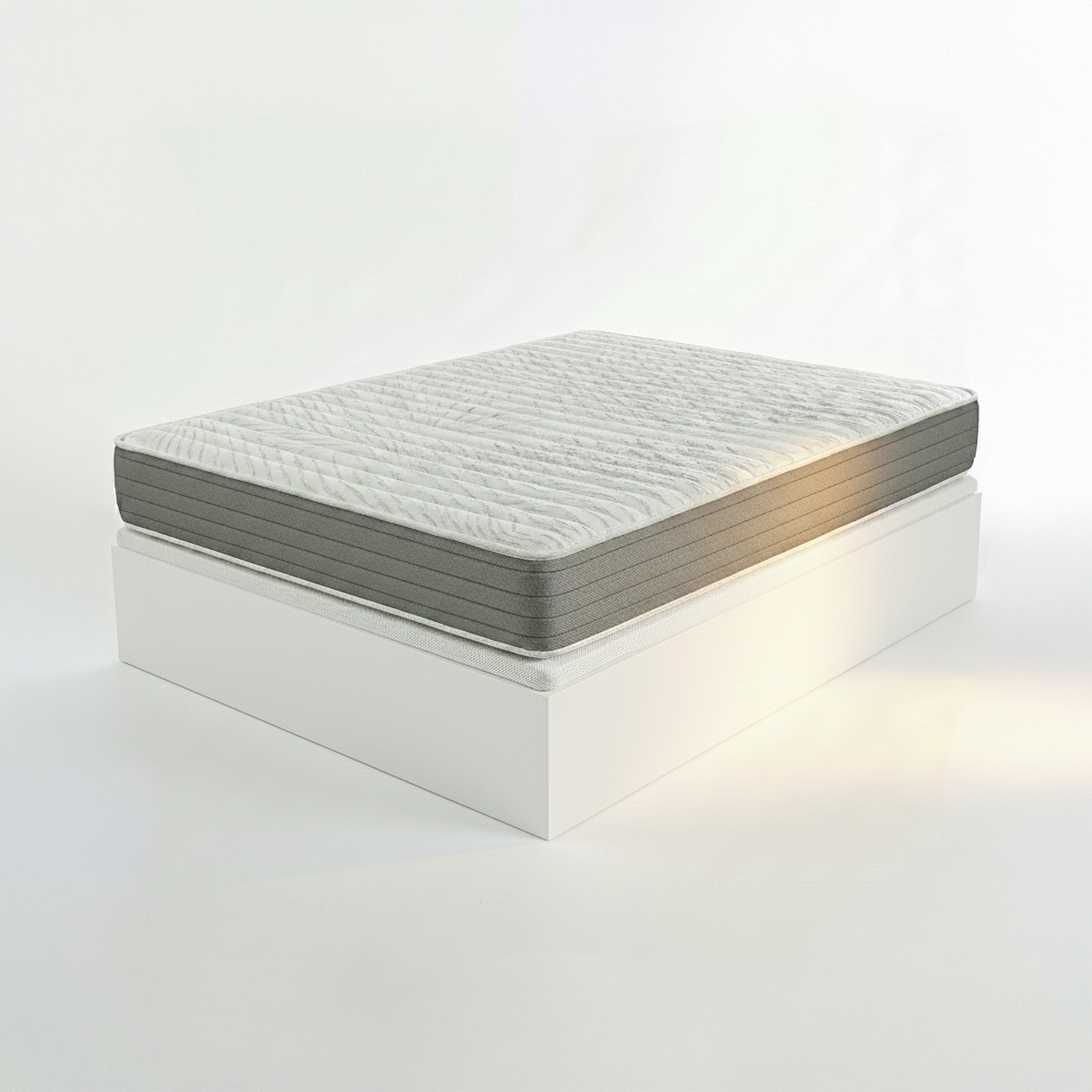 Un colchón blanco con ribete gris descansa sobre una base de cama blanca sobre fondo blanco.