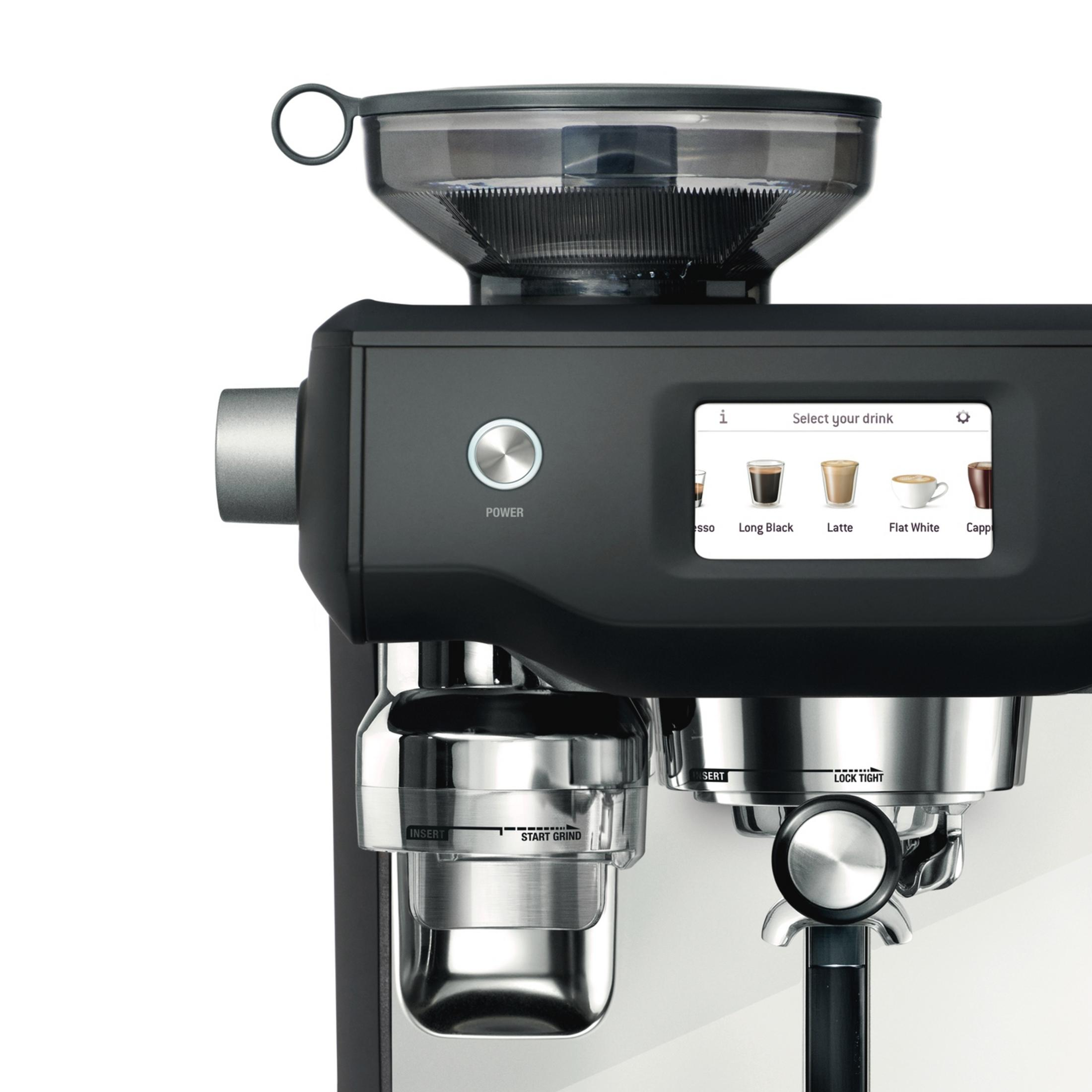 Nahaufnahme einer schwarzen Espressomaschine mit Touchscreen, der Getränkeoptionen anzeigt.