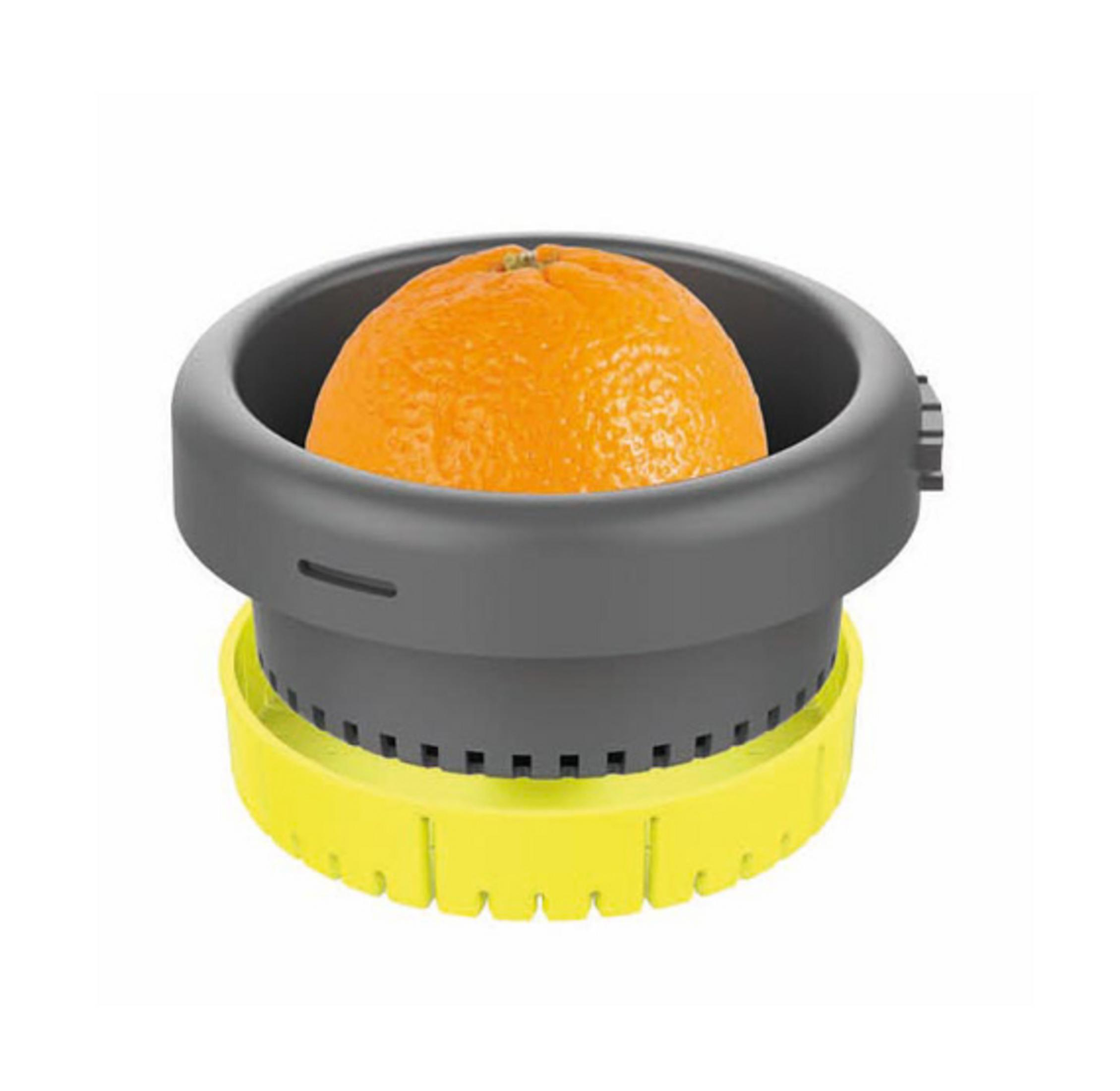 Eine Orange in einem grauen und gelben Entsafter.