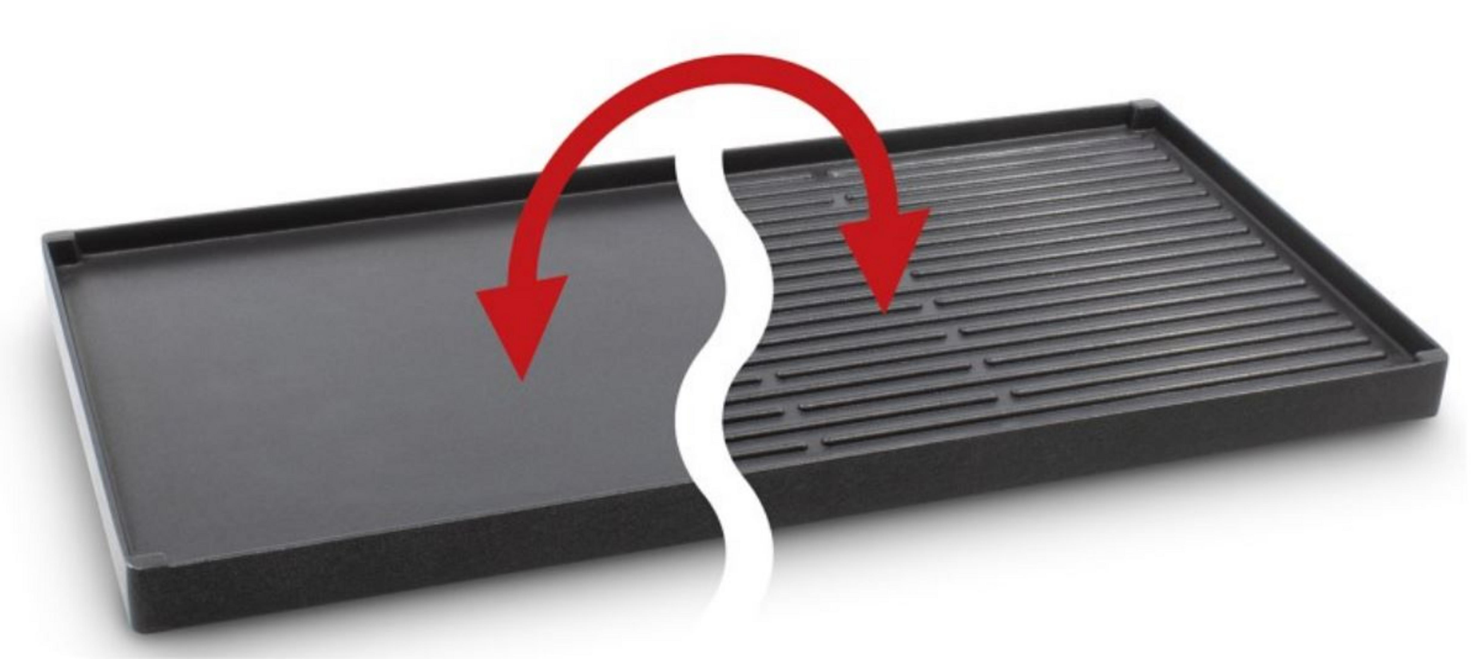 Una piastra grill con un lato piatto e uno scanalato, indicato da una freccia rossa.