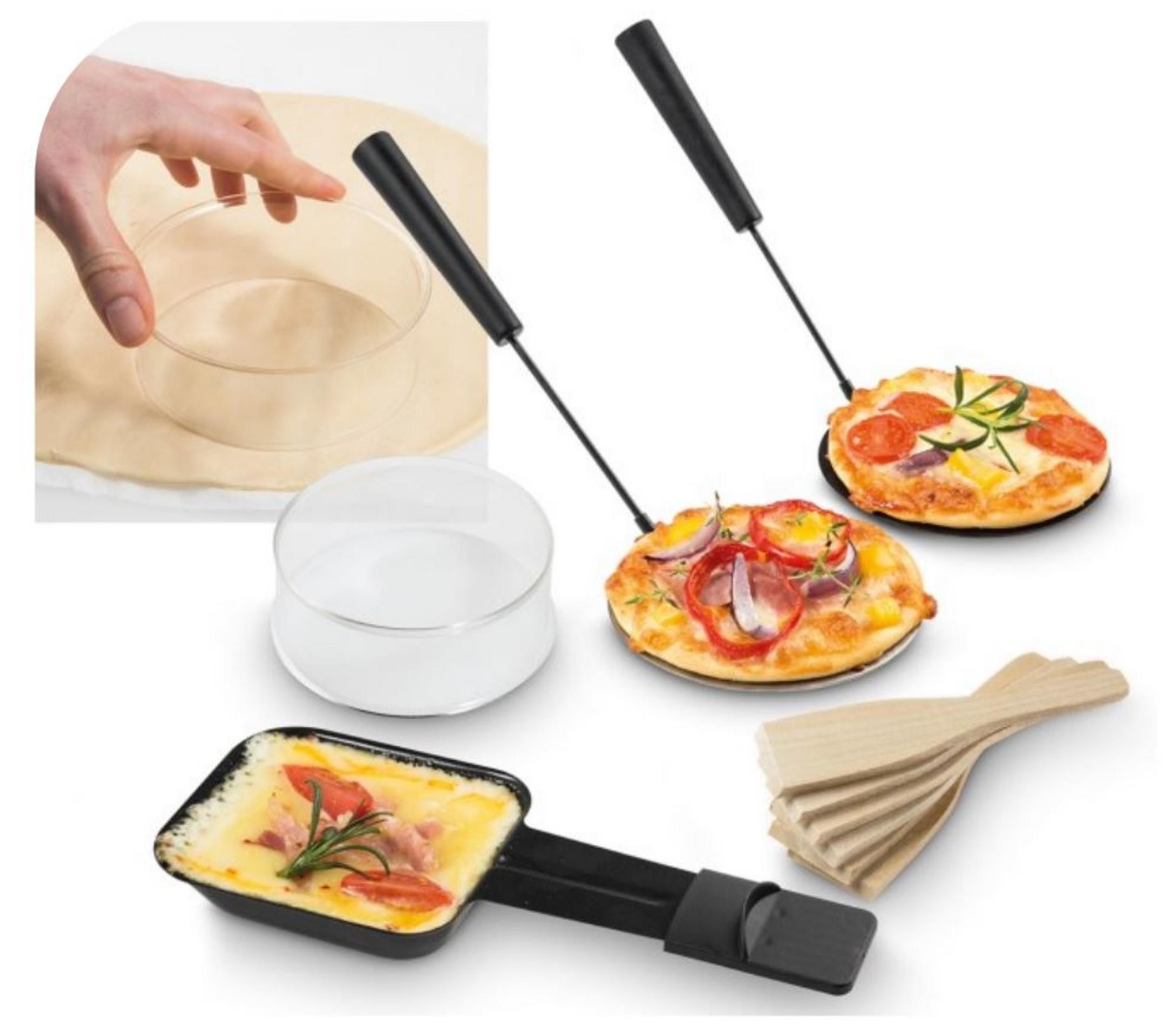 Mini pizze su palette, una padella per raclette e tagliapasta.
